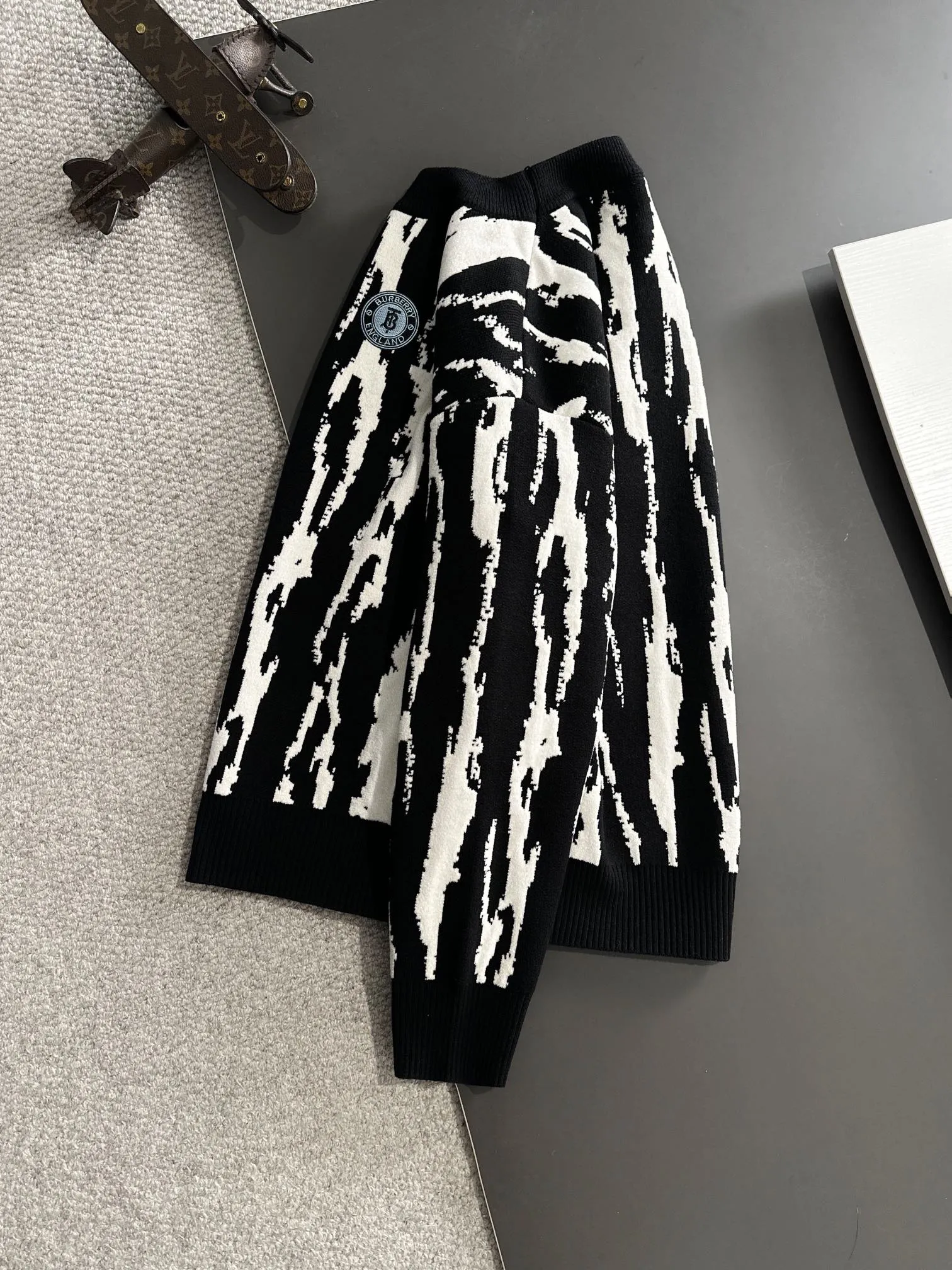 【BURBERRY 公式旗艦店】バーバリー セーター好評に付き再入荷！241231