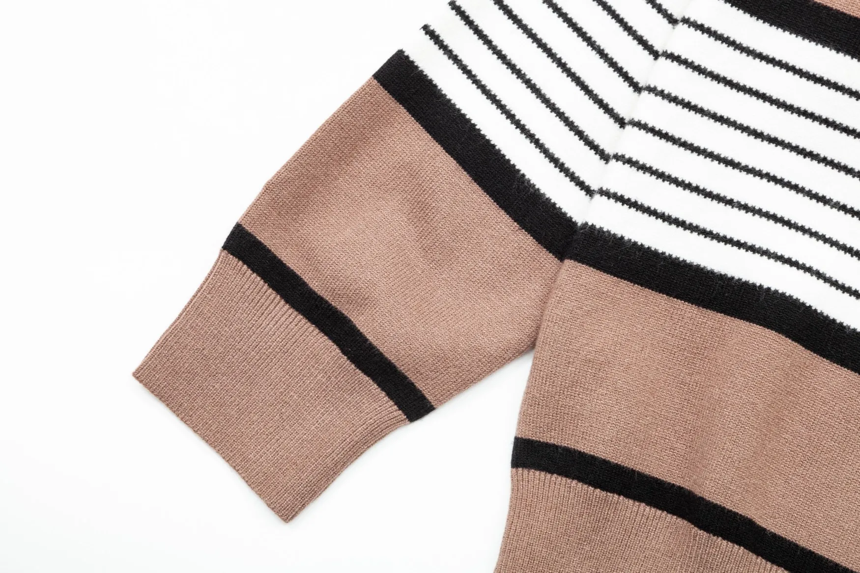【BURBERRY 公式旗艦店】バーバリー   セーター好評に付き再入荷！ 240930