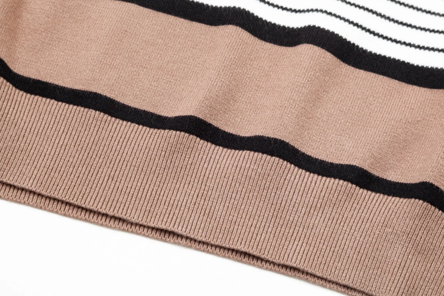 【BURBERRY 公式旗艦店】バーバリー   セーター好評に付き再入荷！ 240930