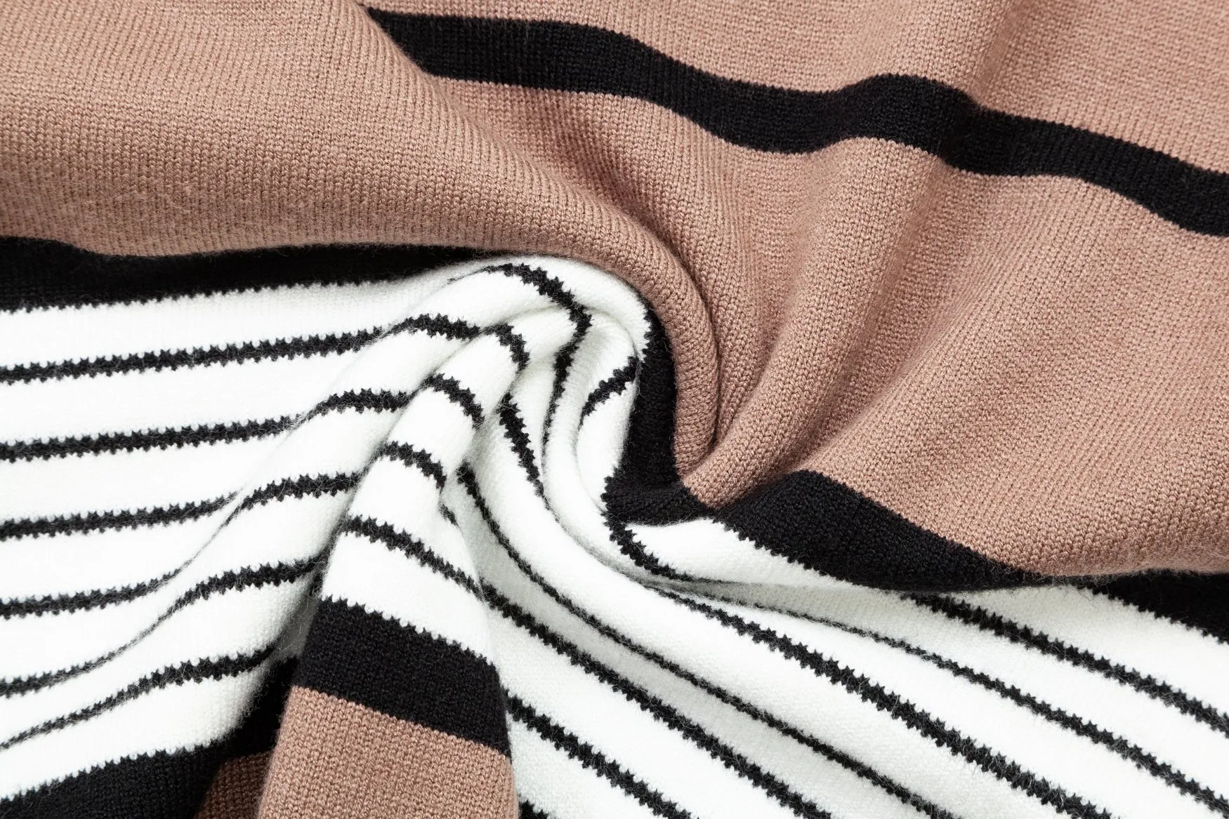 【BURBERRY 公式旗艦店】バーバリー   セーター好評に付き再入荷！ 240930