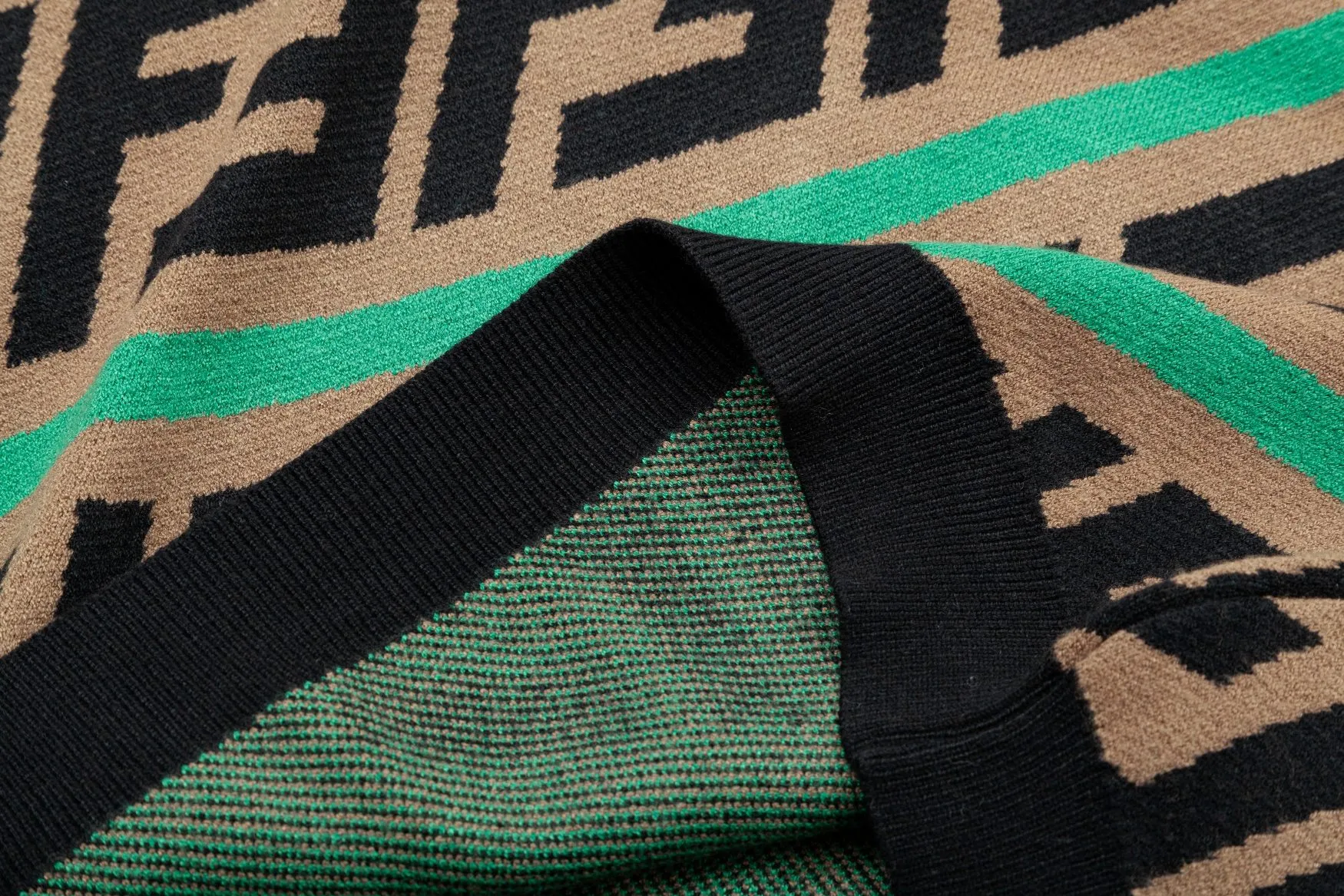 【FENDI  公式旗艦店】フェンディ セーター好評に付き再入荷！ 241101