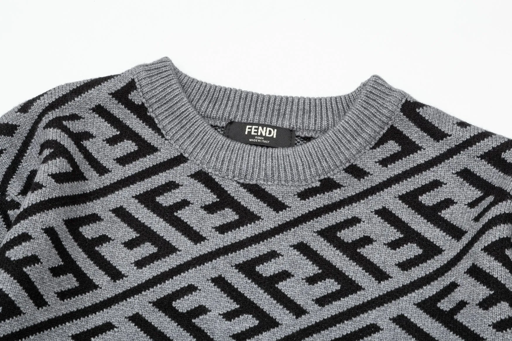【FENDI 公式旗艦店】フェンディ   セーター好評に付き再入荷！ 240929