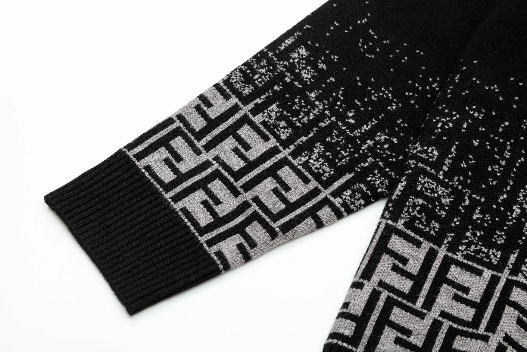 【FENDI 公式旗艦店】フェンディ   セーター好評に付き再入荷！ 240929