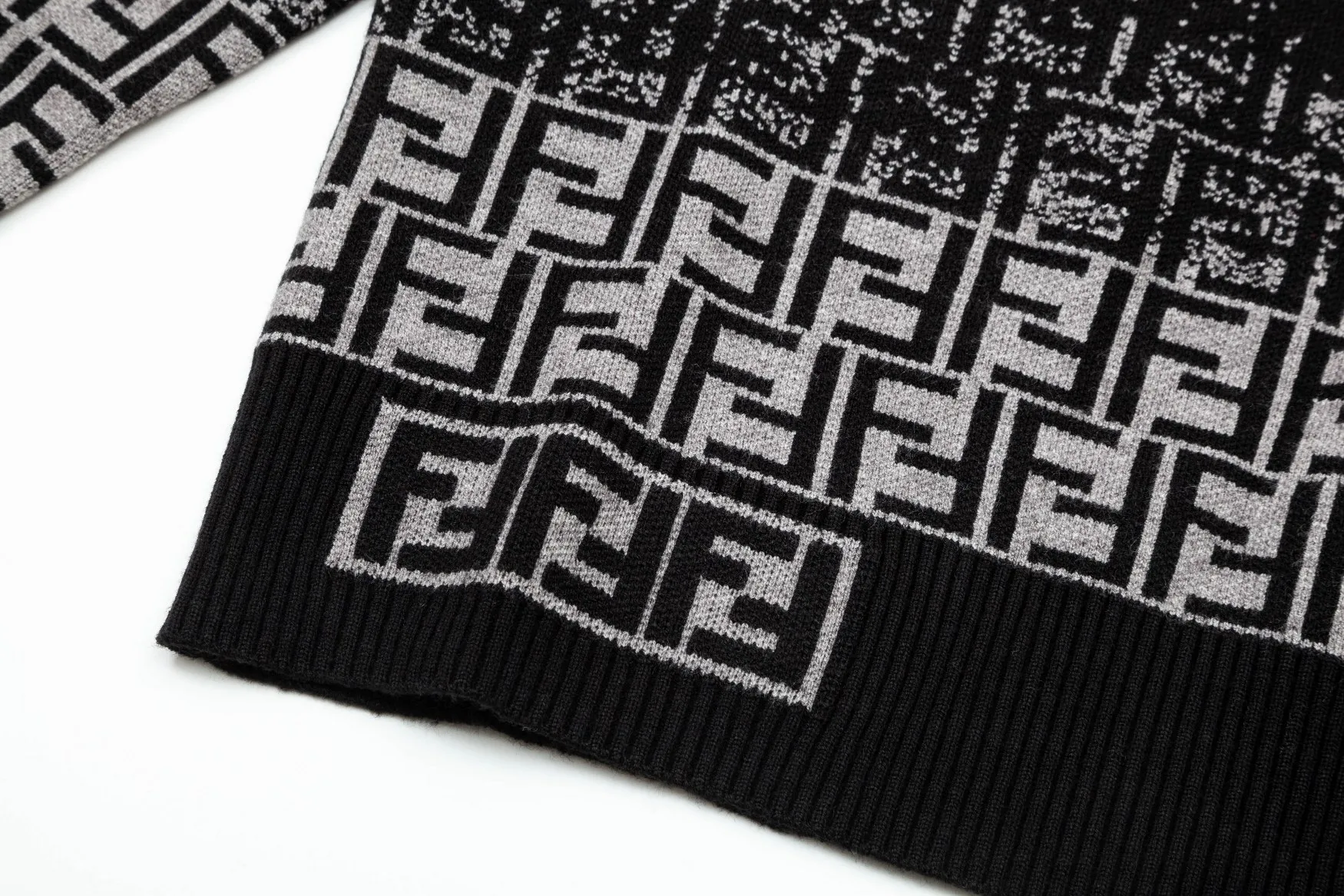 【FENDI 公式旗艦店】フェンディ   セーター好評に付き再入荷！ 240929