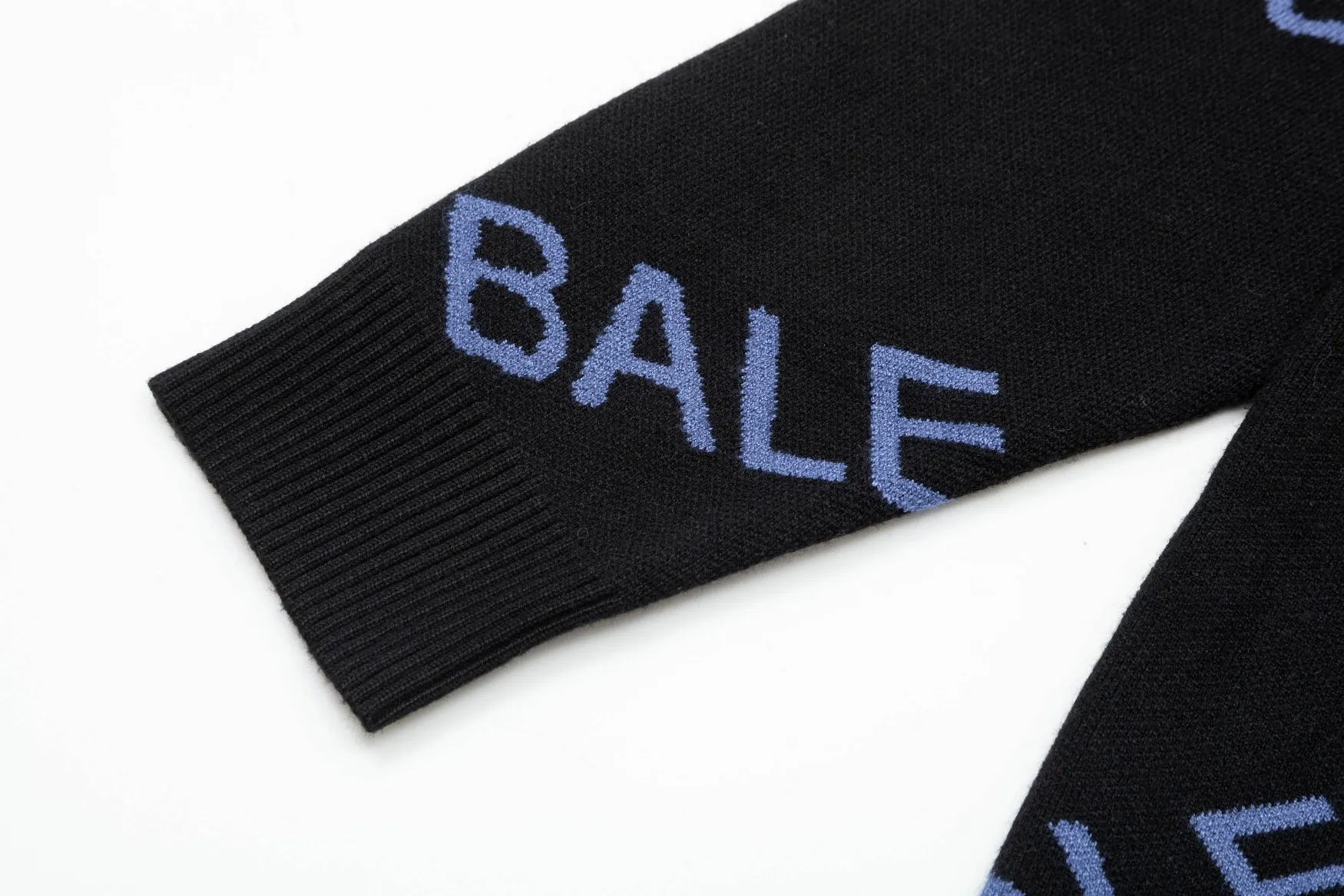 【BALENCIAGA   公式旗艦店】バレンシアガ  セーター好評に付き再入荷！ 240930