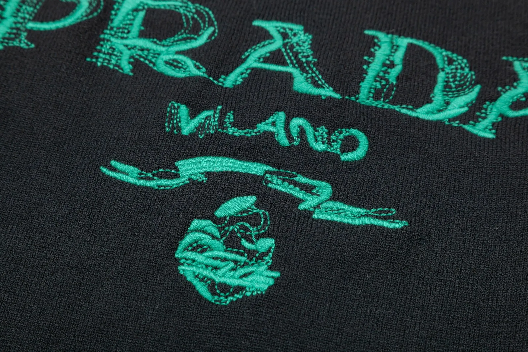 【PRADA 公式旗艦店】プラダ  セーター好評に付き再入荷！ 240930