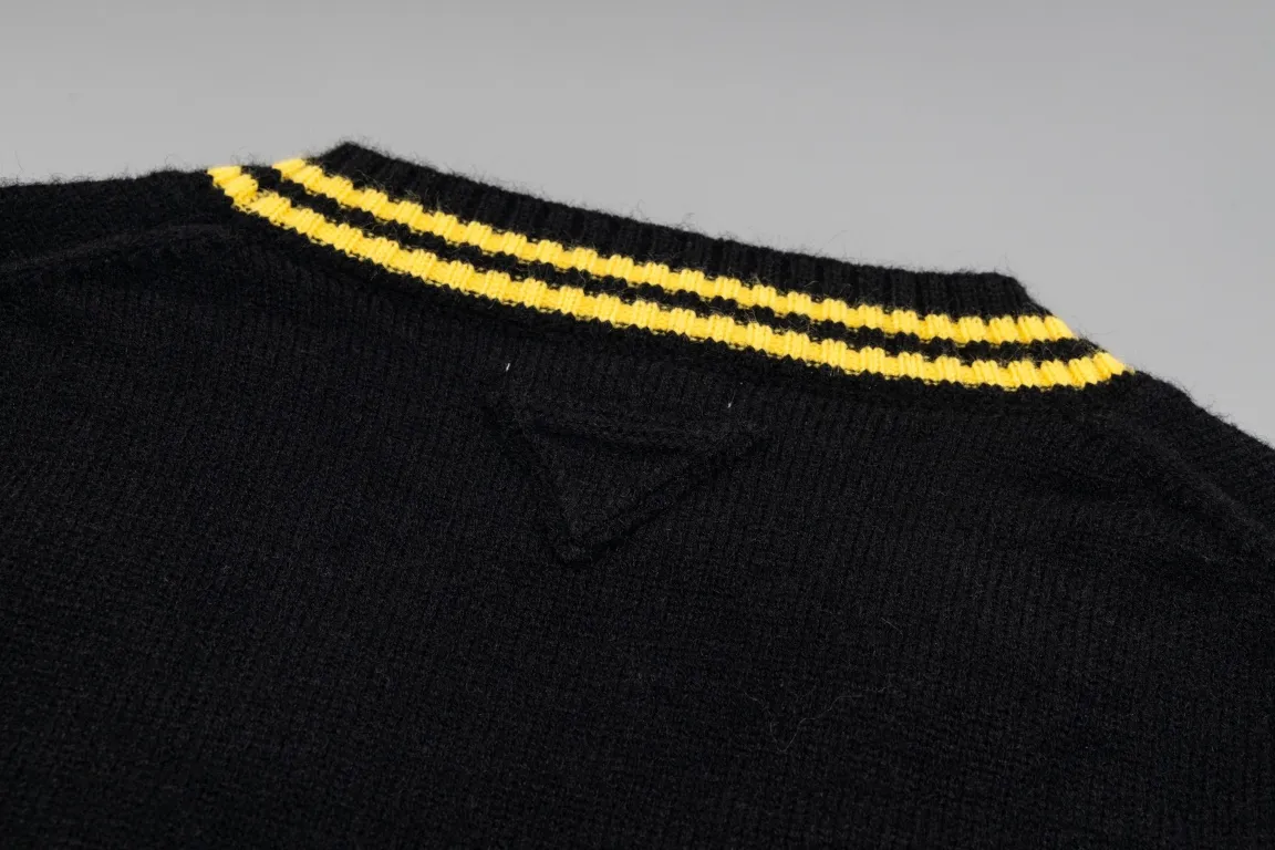 【PRADA 公式旗艦店】プラダ  セーター好評に付き再入荷！ 240930