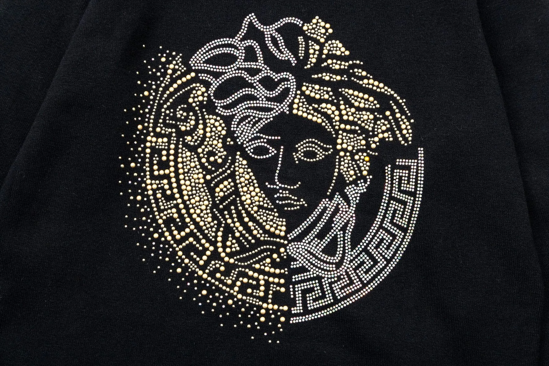 【VERSACE  公式旗艦店】ヴェルサーチ  セーター好評に付き再入荷！ 240930
