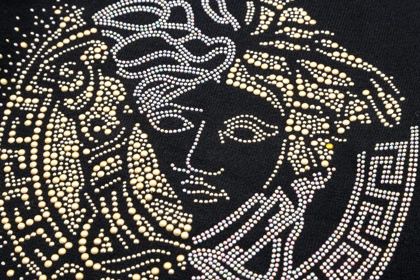 【VERSACE  公式旗艦店】ヴェルサーチ  セーター好評に付き再入荷！ 240930