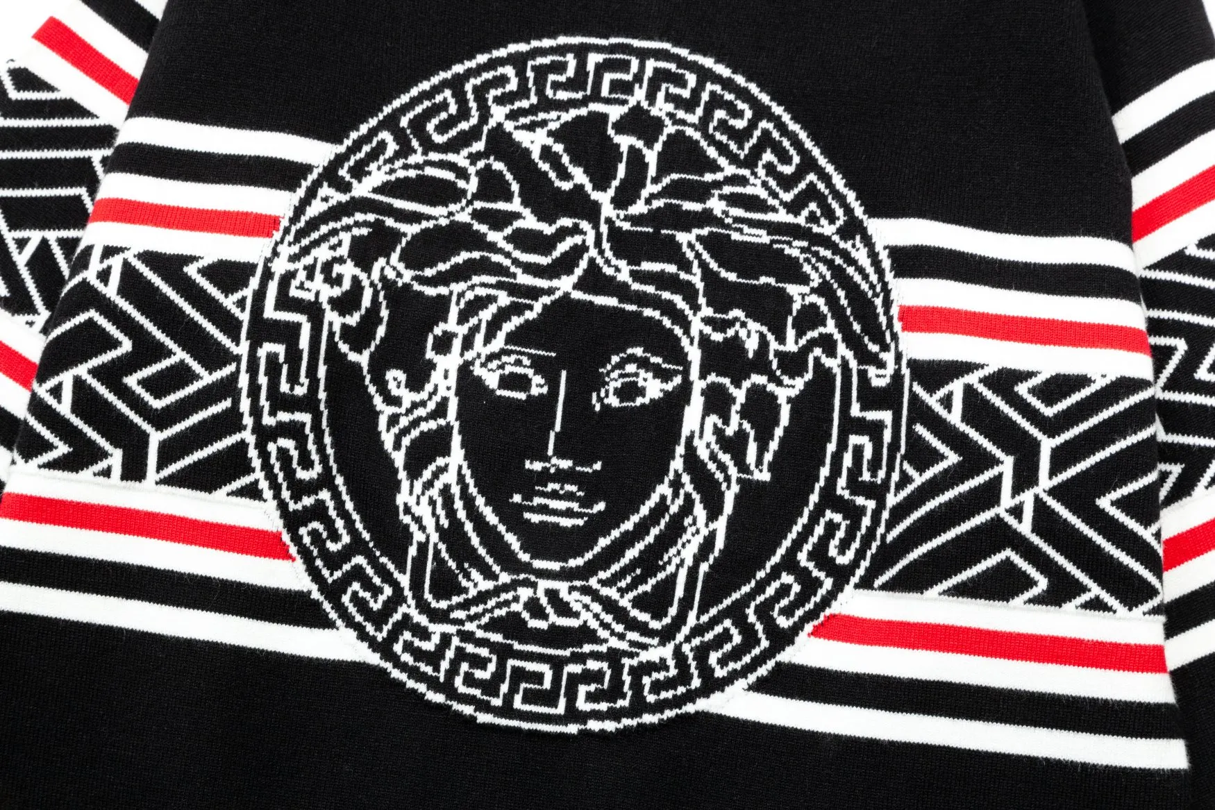 【VERSACE  公式旗艦店】ヴェルサーチ  セーター好評に付き再入荷！ 240930