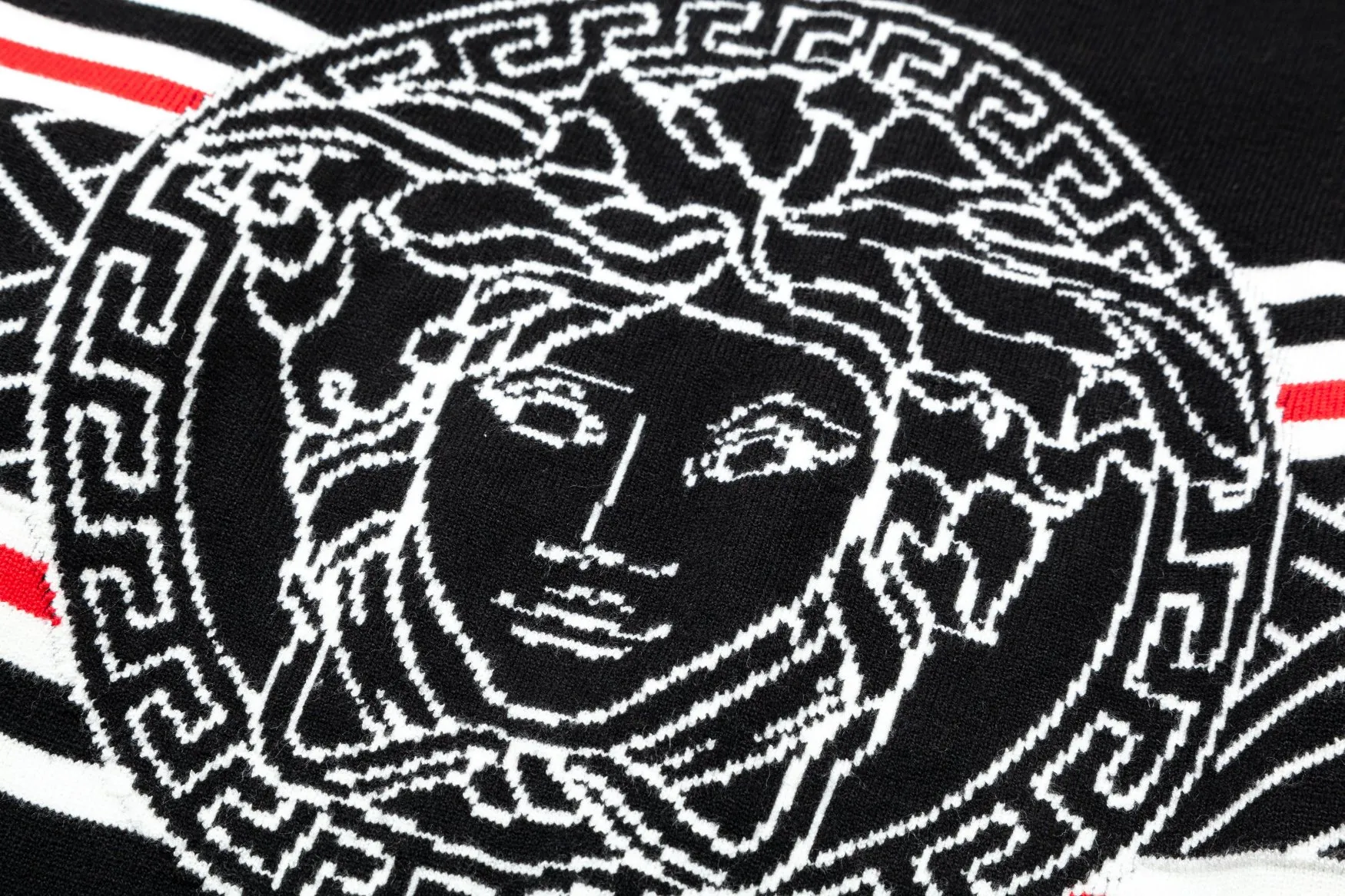 【VERSACE  公式旗艦店】ヴェルサーチ  セーター好評に付き再入荷！ 240930