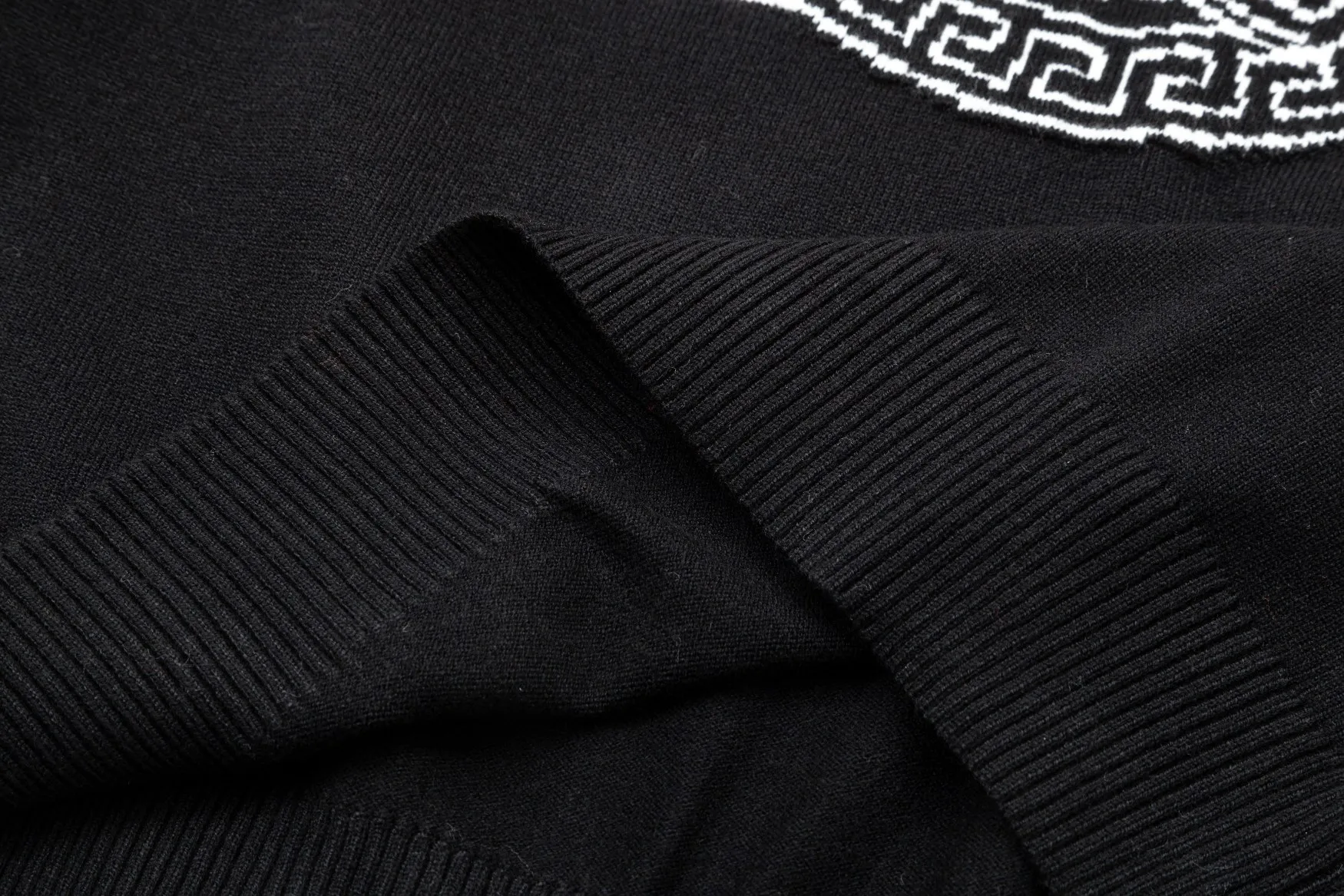 【VERSACE  公式旗艦店】ヴェルサーチ  セーター好評に付き再入荷！ 240930