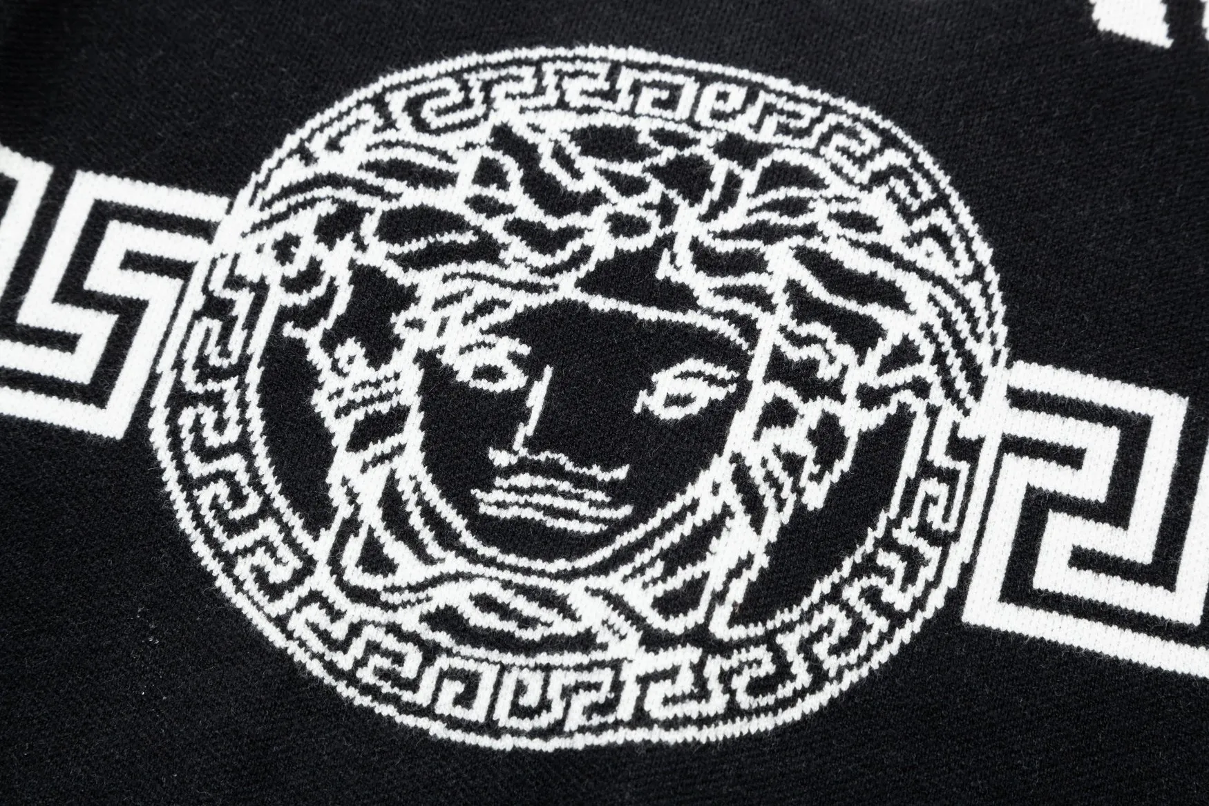 【VERSACE  公式旗艦店】ヴェルサーチ  セーター好評に付き再入荷！ 240930