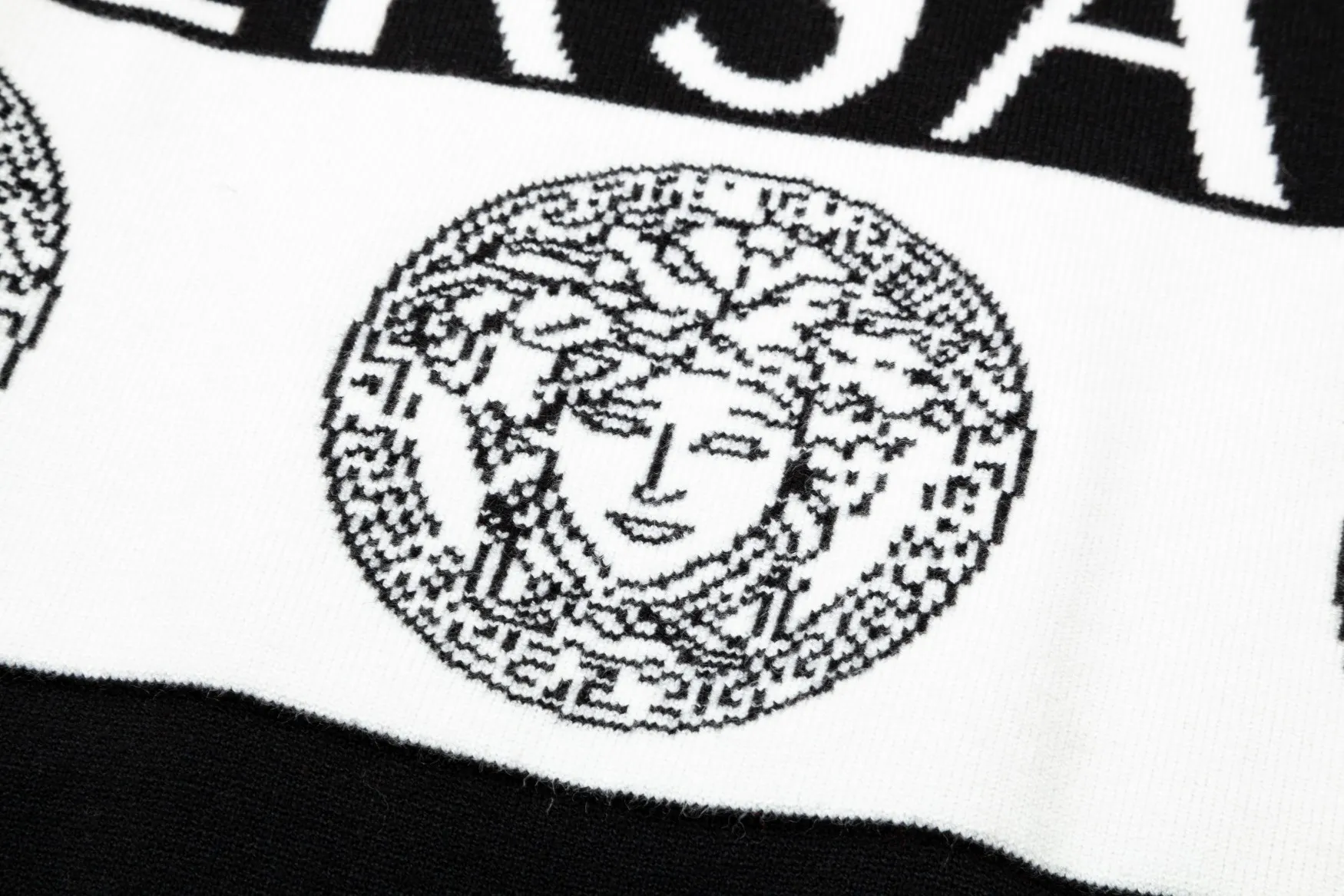【VERSACE  公式旗艦店】ヴェルサーチ  セーター好評に付き再入荷！ 240930