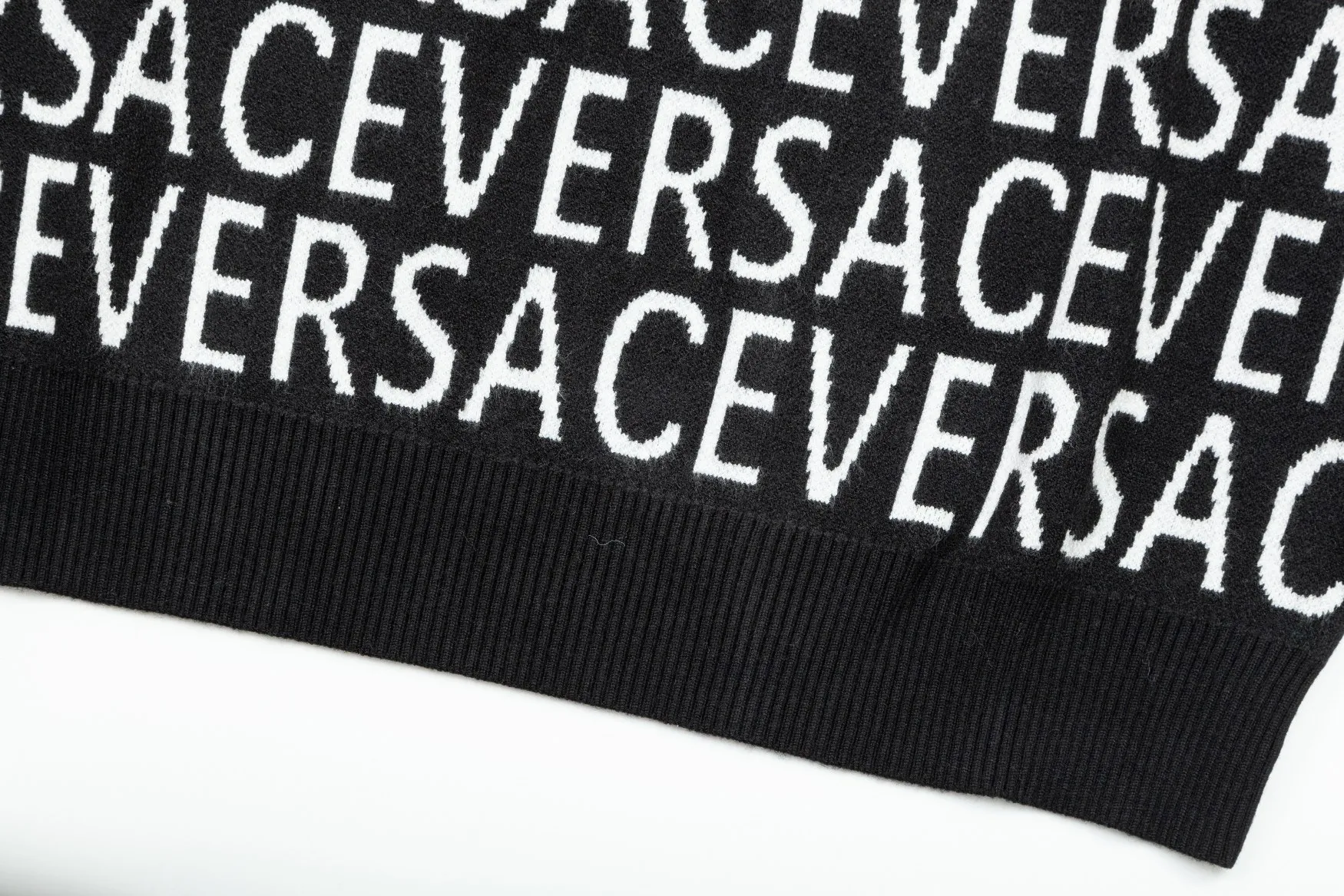 【VERSACE  公式旗艦店】ヴェルサーチ  セーター好評に付き再入荷！ 240930
