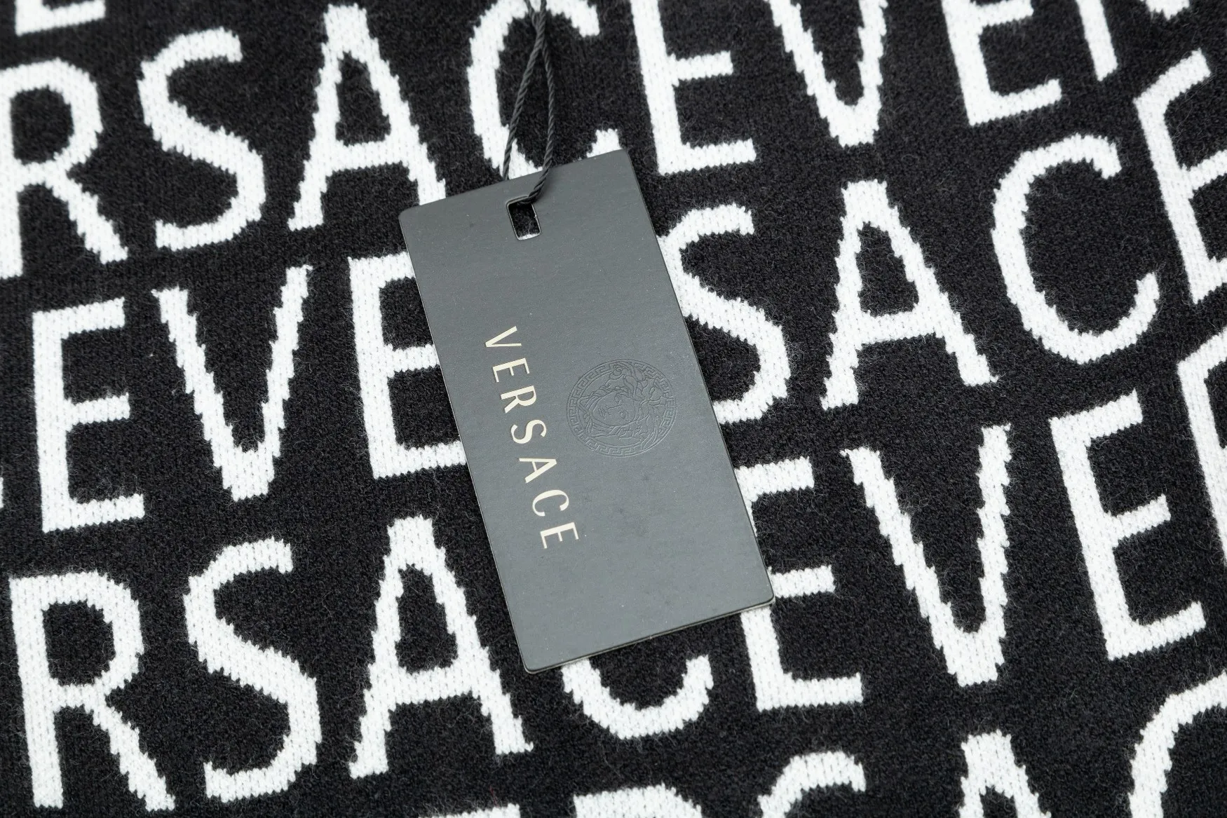 【VERSACE  公式旗艦店】ヴェルサーチ  セーター好評に付き再入荷！ 240930
