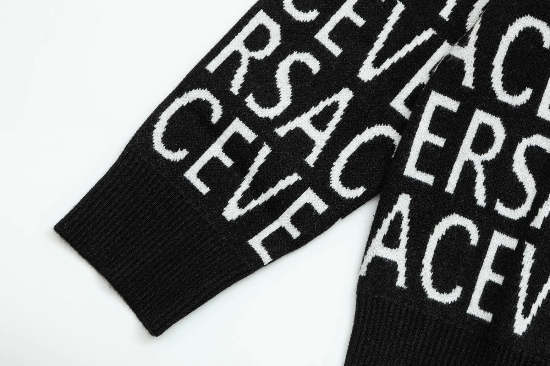 【VERSACE  公式旗艦店】ヴェルサーチ  セーター好評に付き再入荷！ 240930