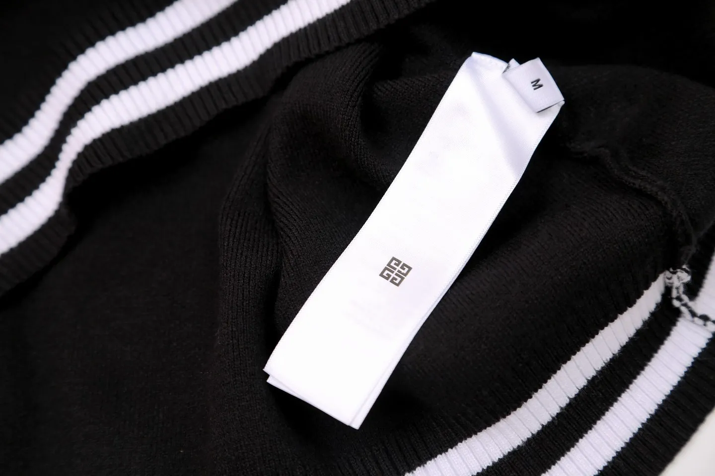 【GIVENCHY   公式旗艦店】ジバンシー  セーター好評に付き再入荷！ 241128