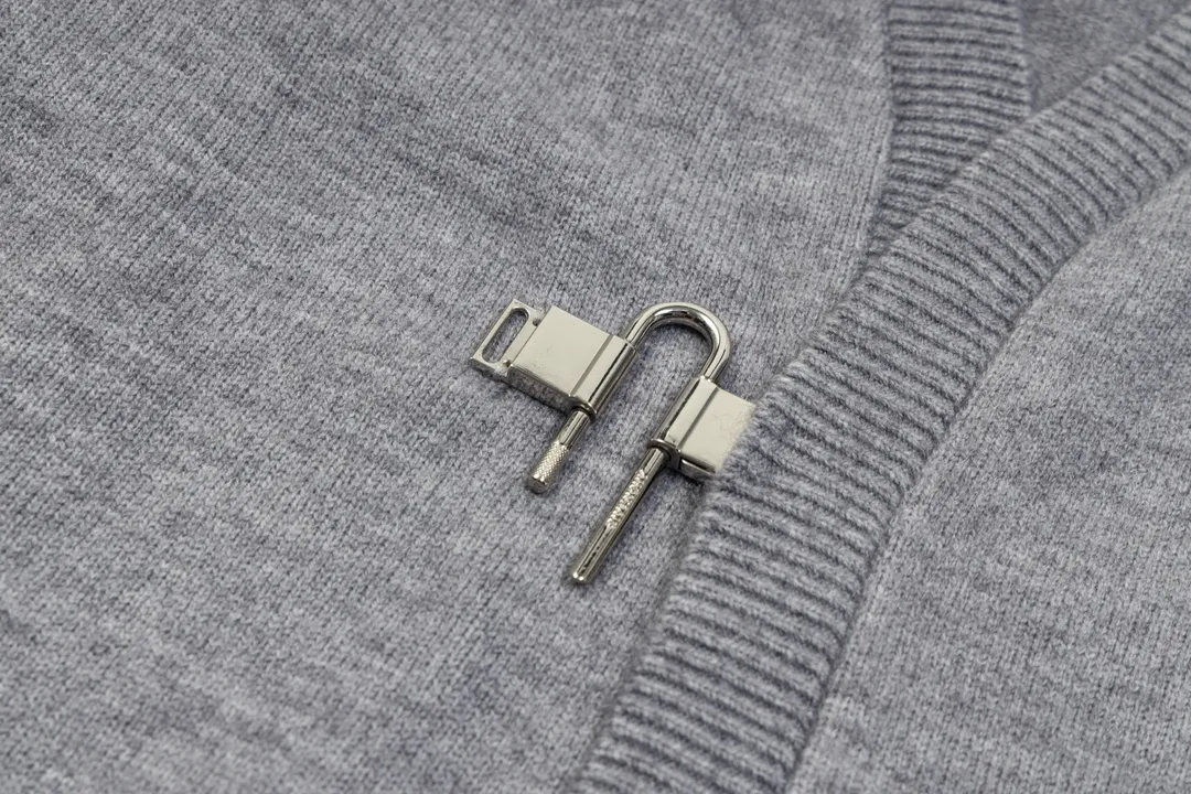 【GIVENCHY   公式旗艦店】ジバンシー   セーター好評に付き再入荷！241115