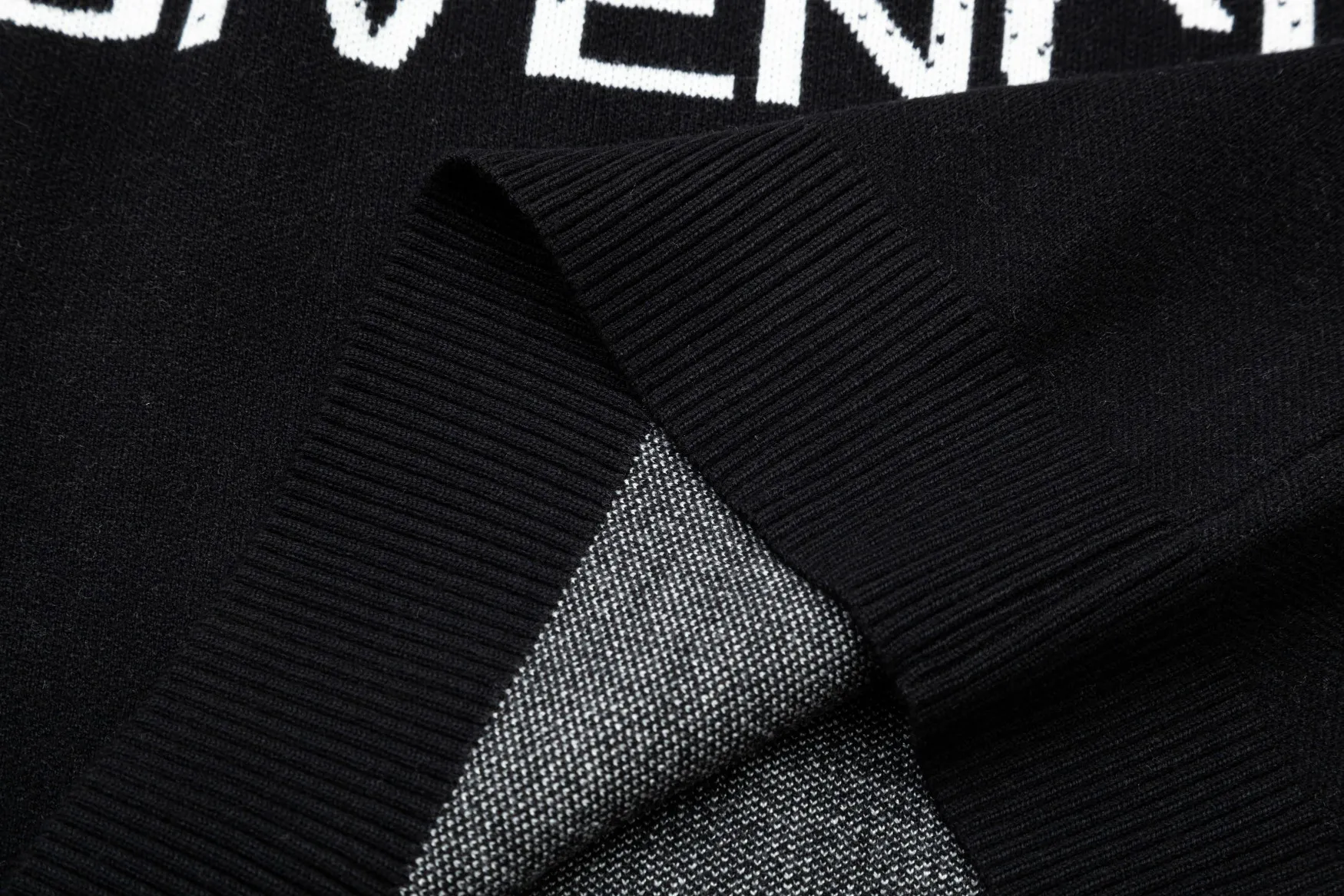 【GIVENCHY  公式旗艦店】ジバンシー  セーター好評に付き再入荷！ 240930