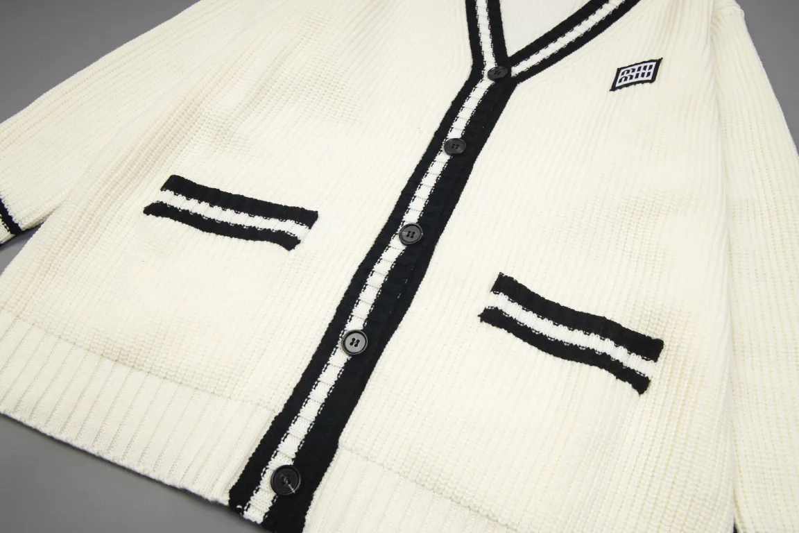 【Miumiu   公式旗艦店】ミュウミュウ   セーター好評に付き再入荷！ 241123