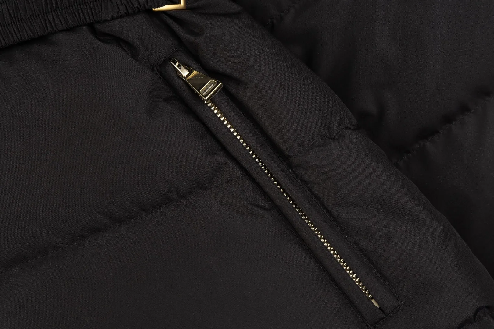 【MONCLER 公式旗艦店】モンクレール  ダウンジャケット好評に付き再入荷！ 241206