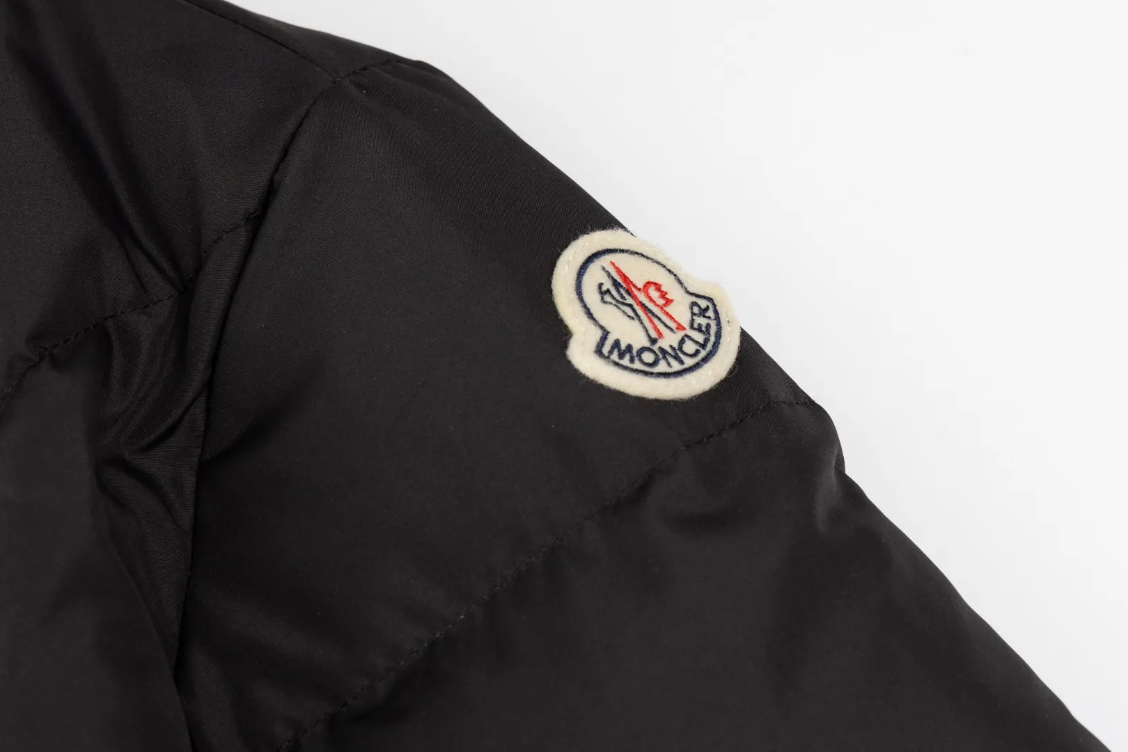 【MONCLER 公式旗艦店】モンクレール  ダウンジャケット好評に付き再入荷！ 241206