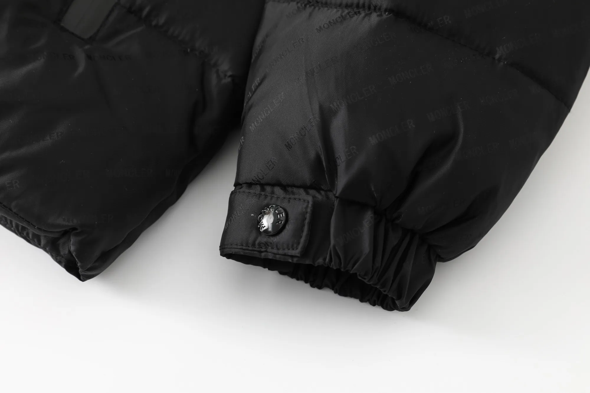 【MONCLER 公式旗艦店】モンクレール  ダウンジャケット好評に付き再入荷！ 241206