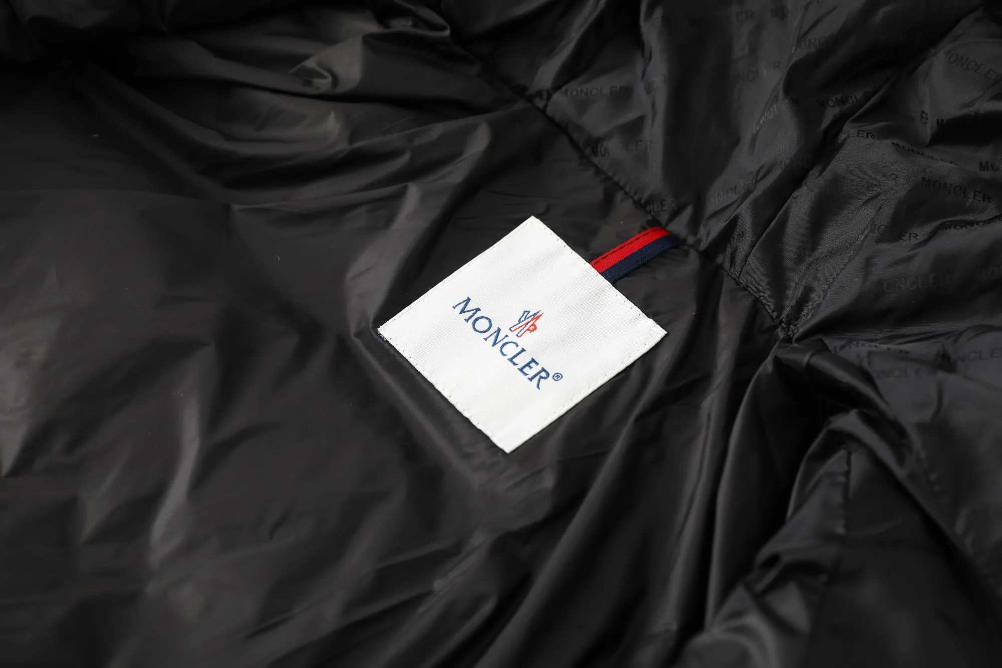 【MONCLER 公式旗艦店】モンクレール  ダウンジャケット好評に付き再入荷！ 241206