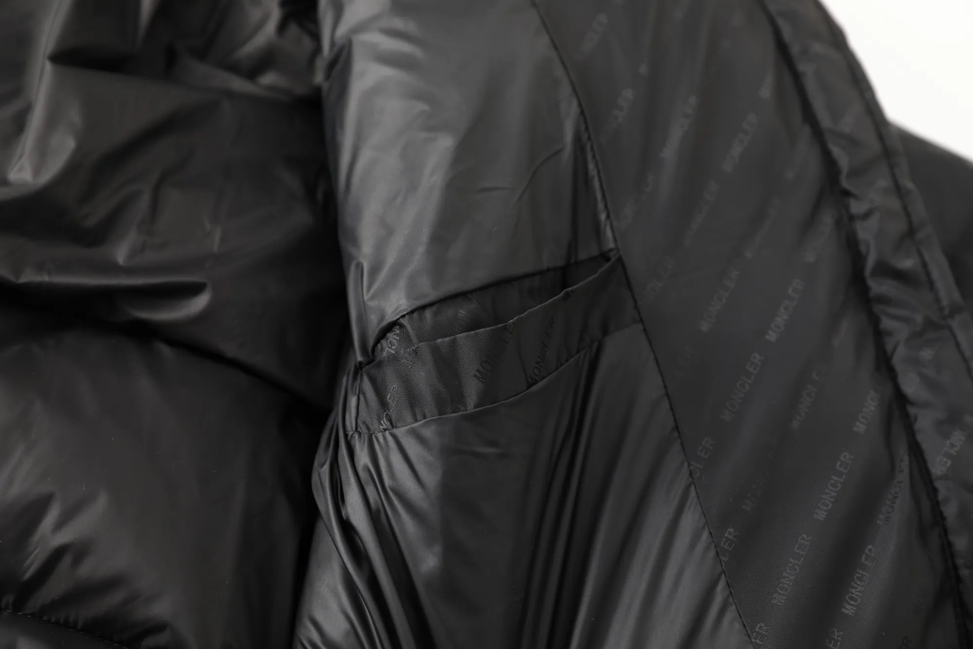 【MONCLER 公式旗艦店】モンクレール  ダウンジャケット好評に付き再入荷！ 241206