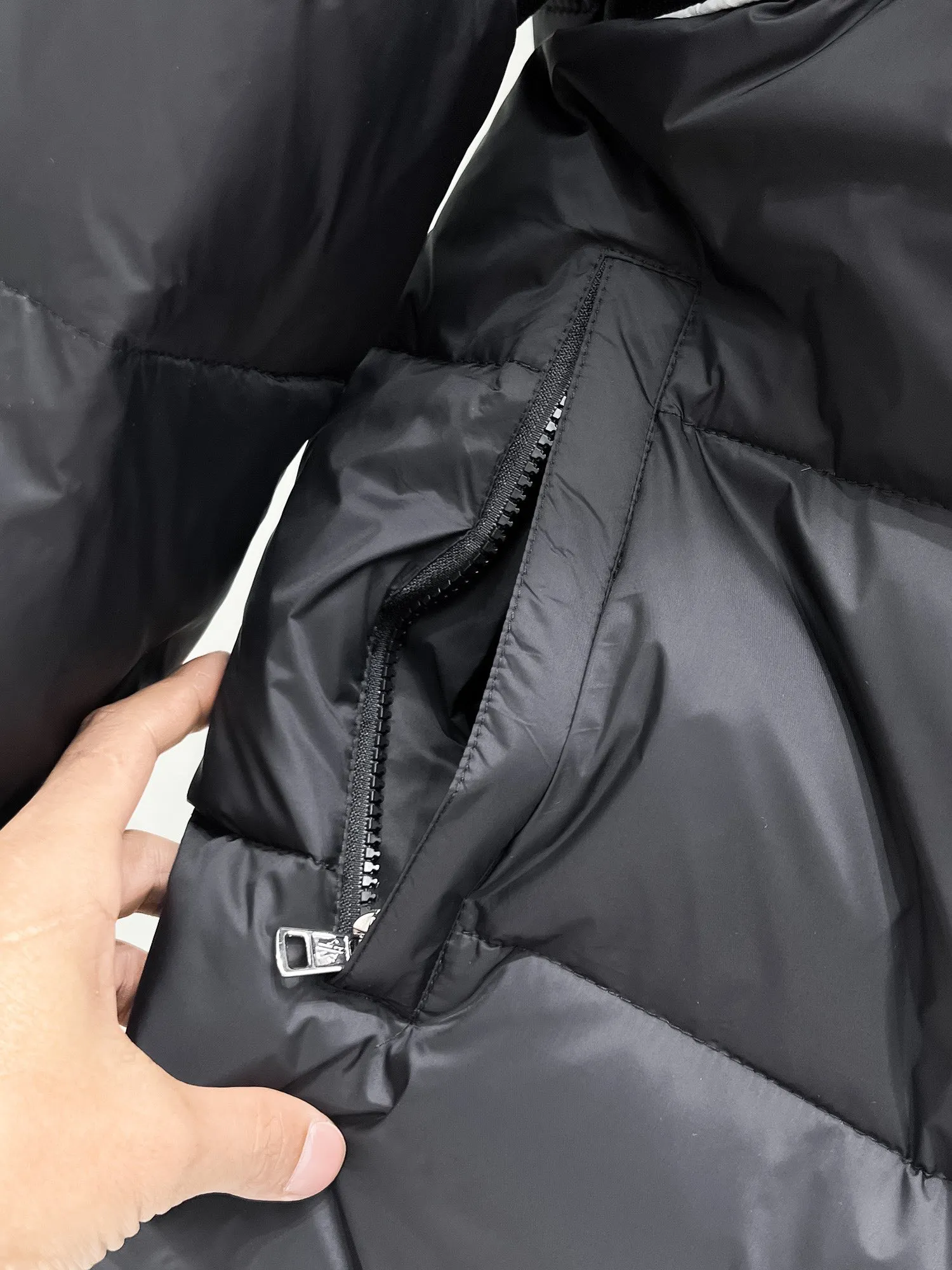 【MONCLER 公式旗艦店】モンクレール  ダウンジャケット好評に付き再入荷！ 241206