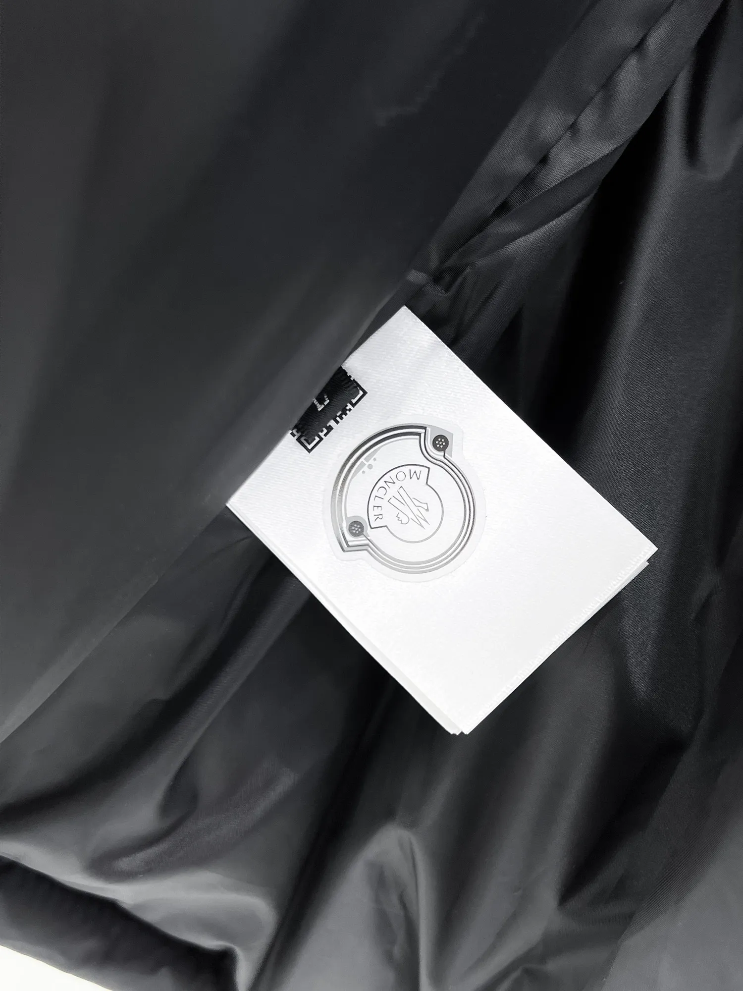 【MONCLER 公式旗艦店】モンクレール  ダウンジャケット好評に付き再入荷！ 241206