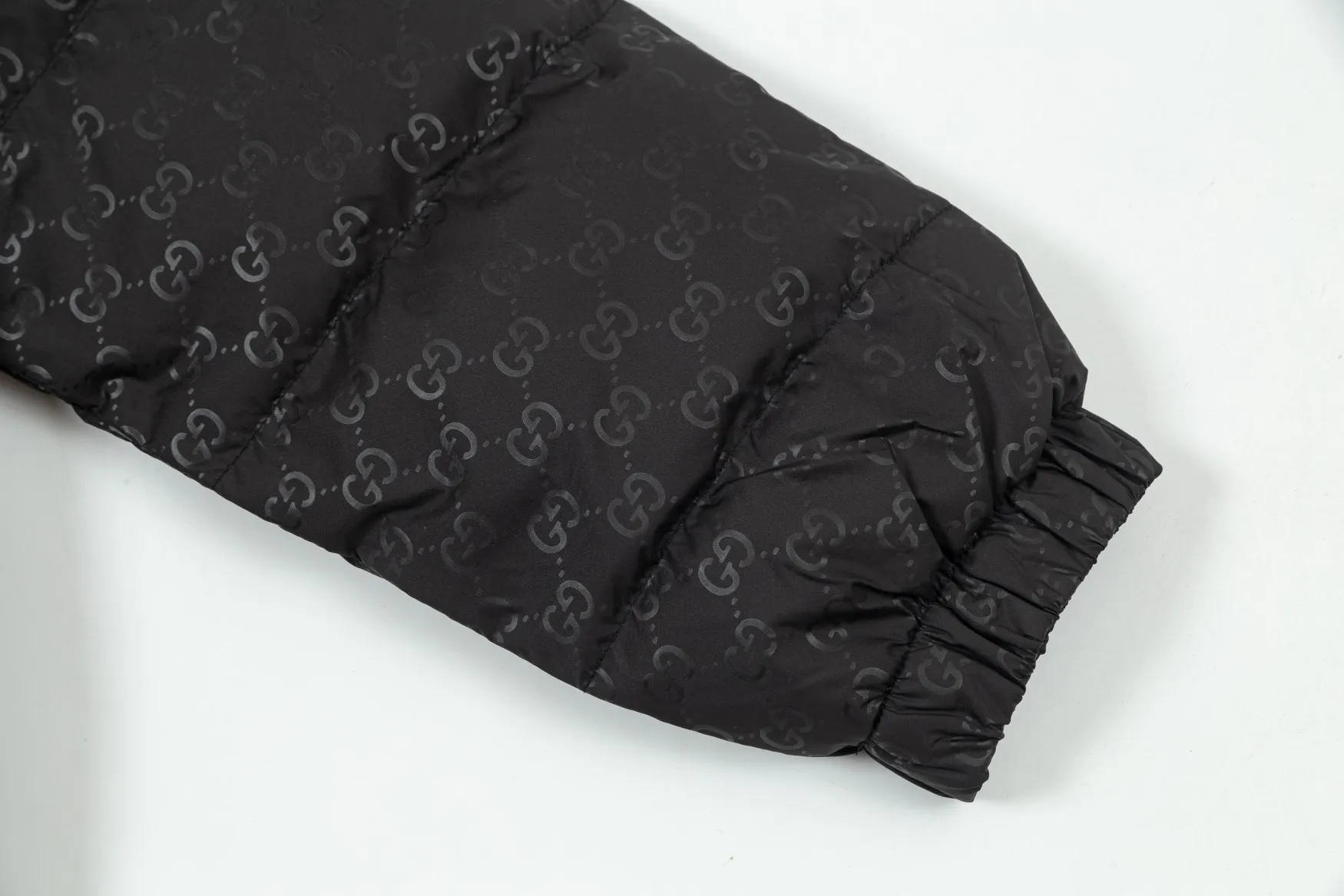 【GUCCI  公式旗艦店】グッチ   ダウンジャケット ご好評に付き再入荷！240927