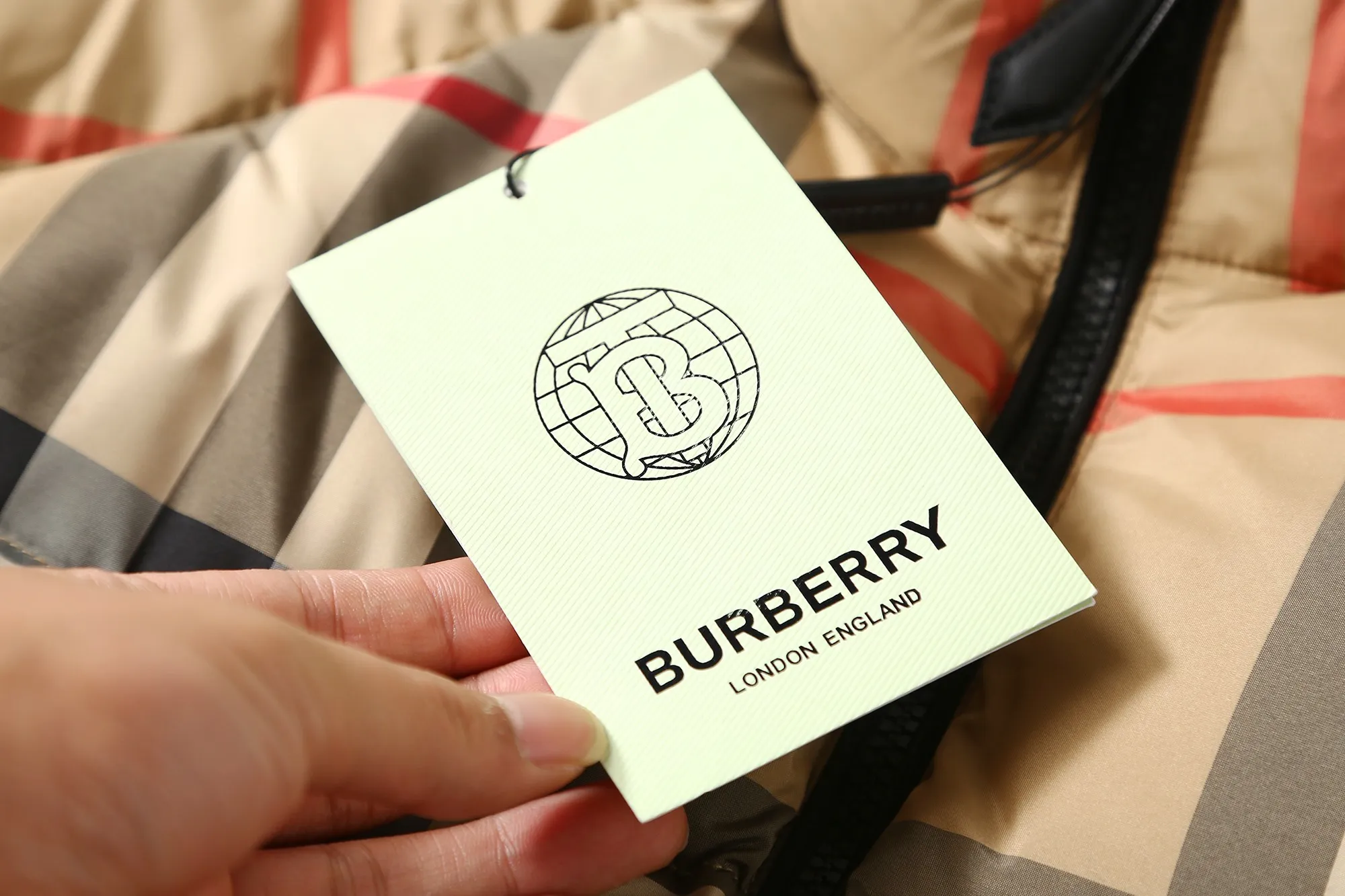 【BURBERRY  公式旗艦店】バーバリー  ダウンジャケット ご好評に付き再入荷！241226
