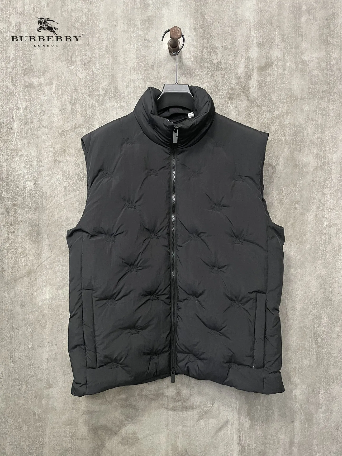 【BURBERRY  公式旗艦店】バーバリー  ダウンジャケット ご好評に付き再入荷！241226