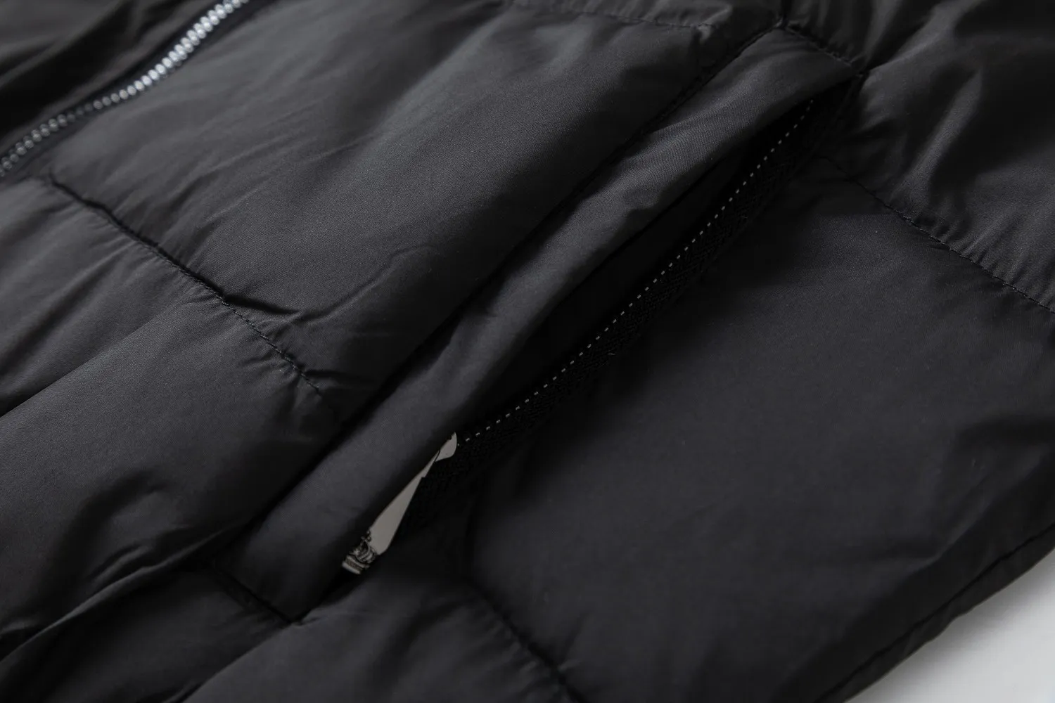 【BURBERRY  公式旗艦店】バーバリー   ダウンジャケット ご好評に付き再入荷！241102
