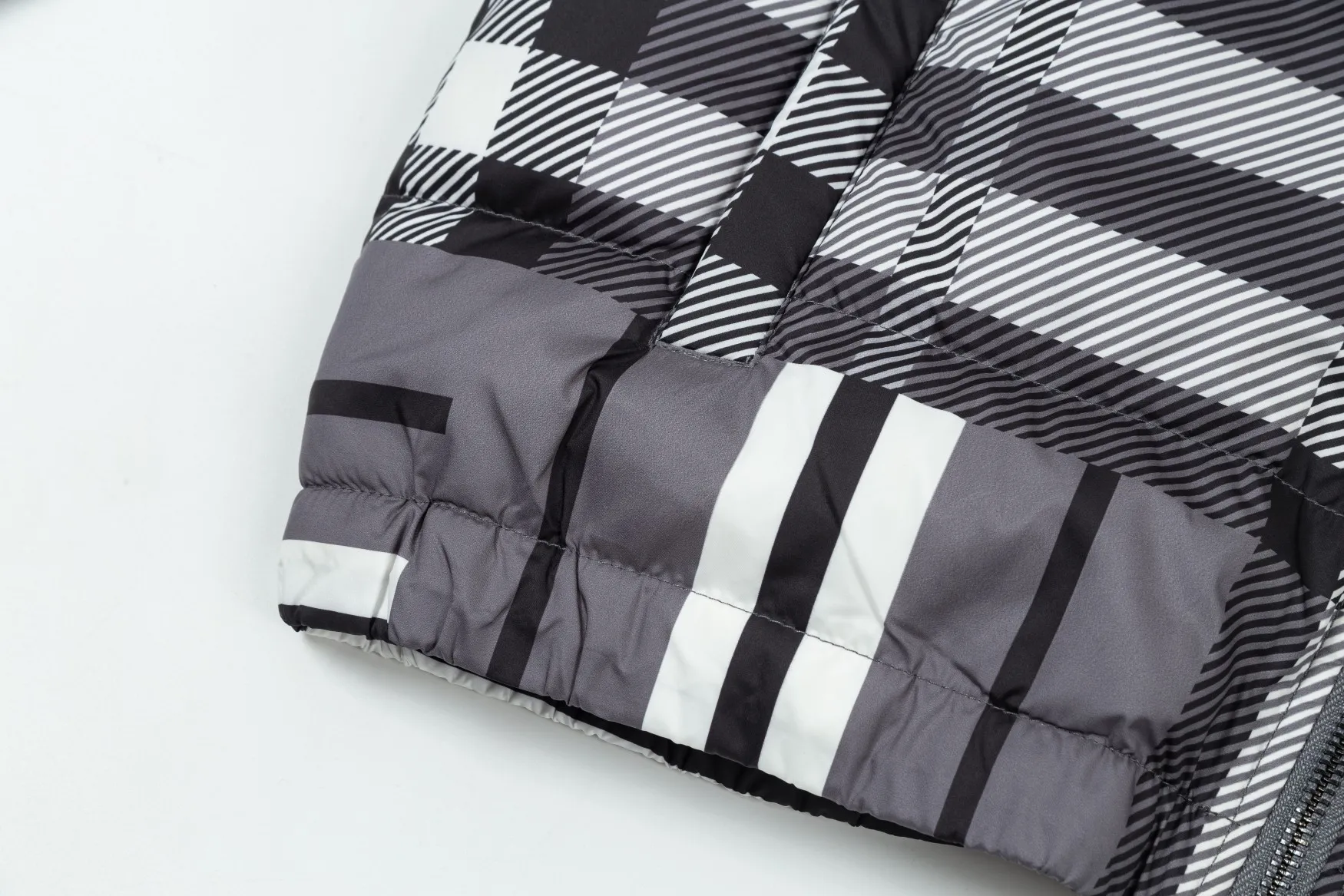 【BURBERRY  公式旗艦店】バーバリー   ダウンジャケット ご好評に付き再入荷！240927