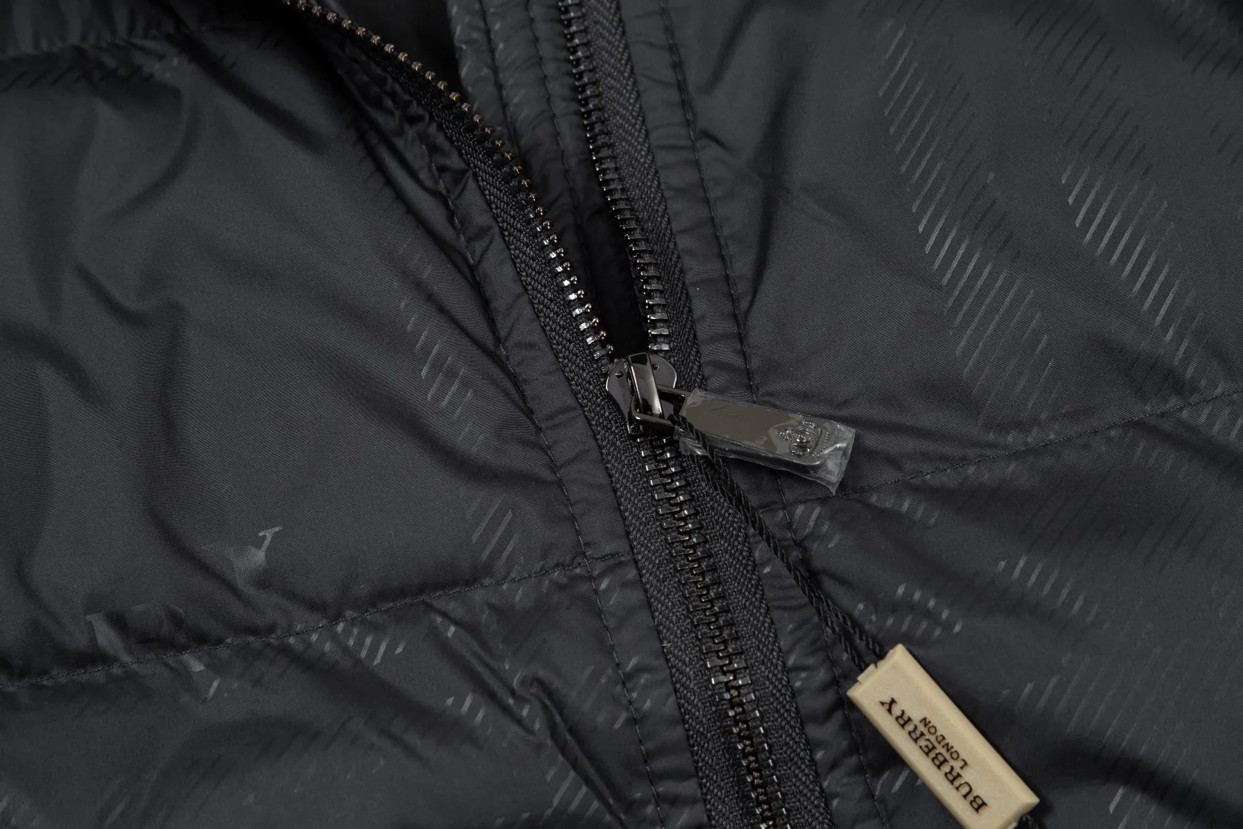 【BURBERRY  公式旗艦店】バーバリー   ダウンジャケット ご好評に付き再入荷！240927