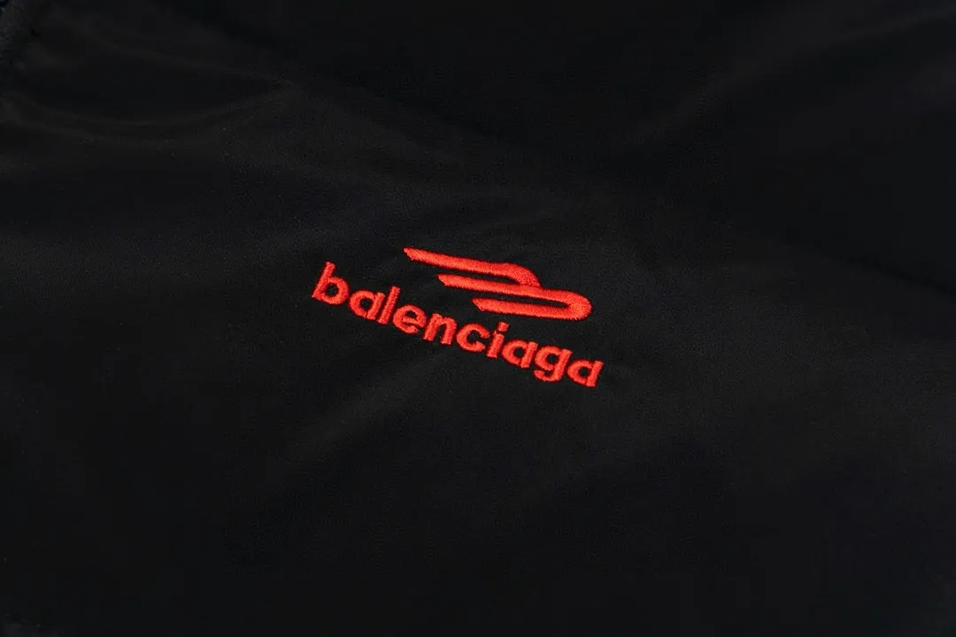 【BALENCIAGA  公式旗艦店】バレンシアガ  リバーシブル  ダウンジャケット ご好評に付き再入荷！241024