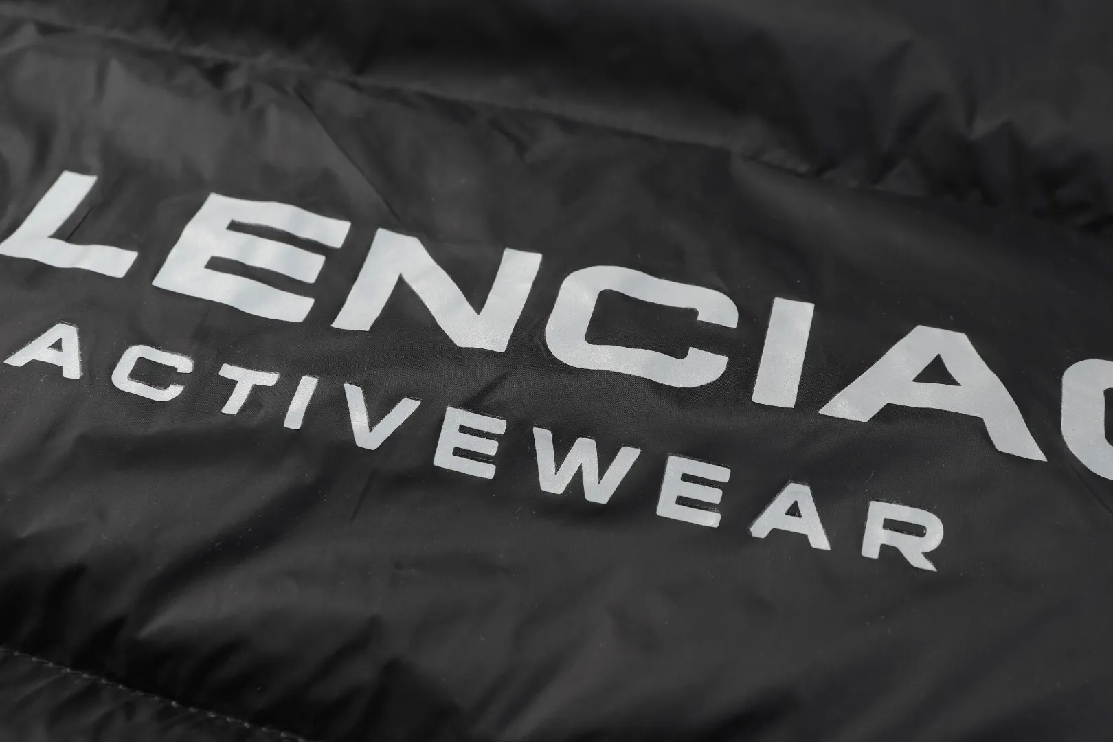 【BALENCIAGA  公式旗艦店】バレンシアガ    ダウンジャケット ご好評に付き再入荷！241024