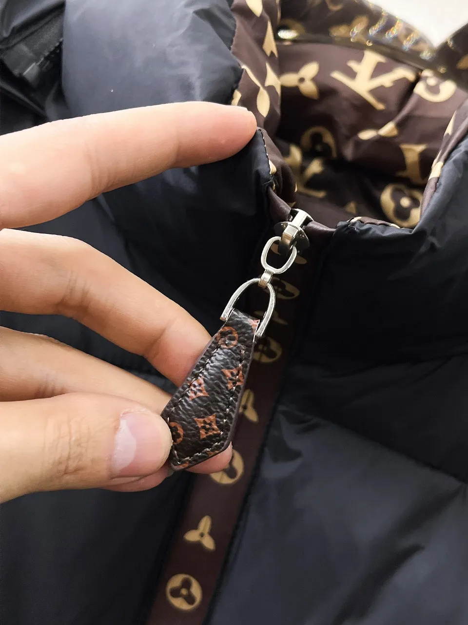 【LOUIS VUITTON  公式旗艦店】ルイヴィトン ダウンジャケット好評に付き再入荷！ 241213