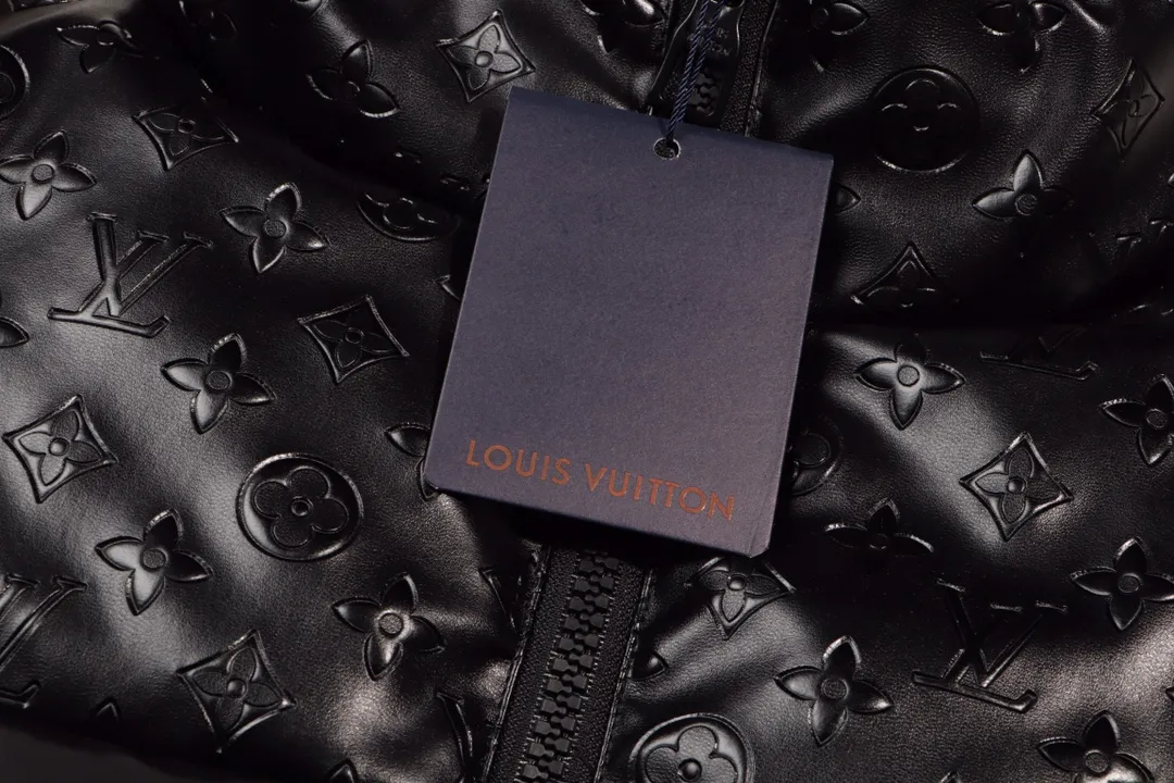 【LOUIS VUITTON  公式旗艦店】ルイヴィトン ダウンジャケット好評に付き再入荷！241112