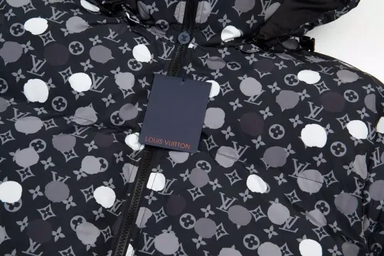 LOUIS VUITTON   ルイヴィトン  ダウンジャケット 241017