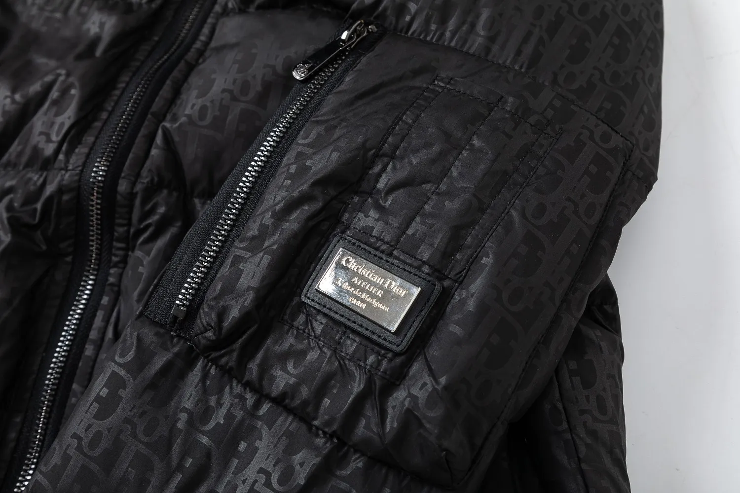 【DIOR  公式旗艦店】ディオール  ダウンジャケット ご好評に付き再入荷！ 241112