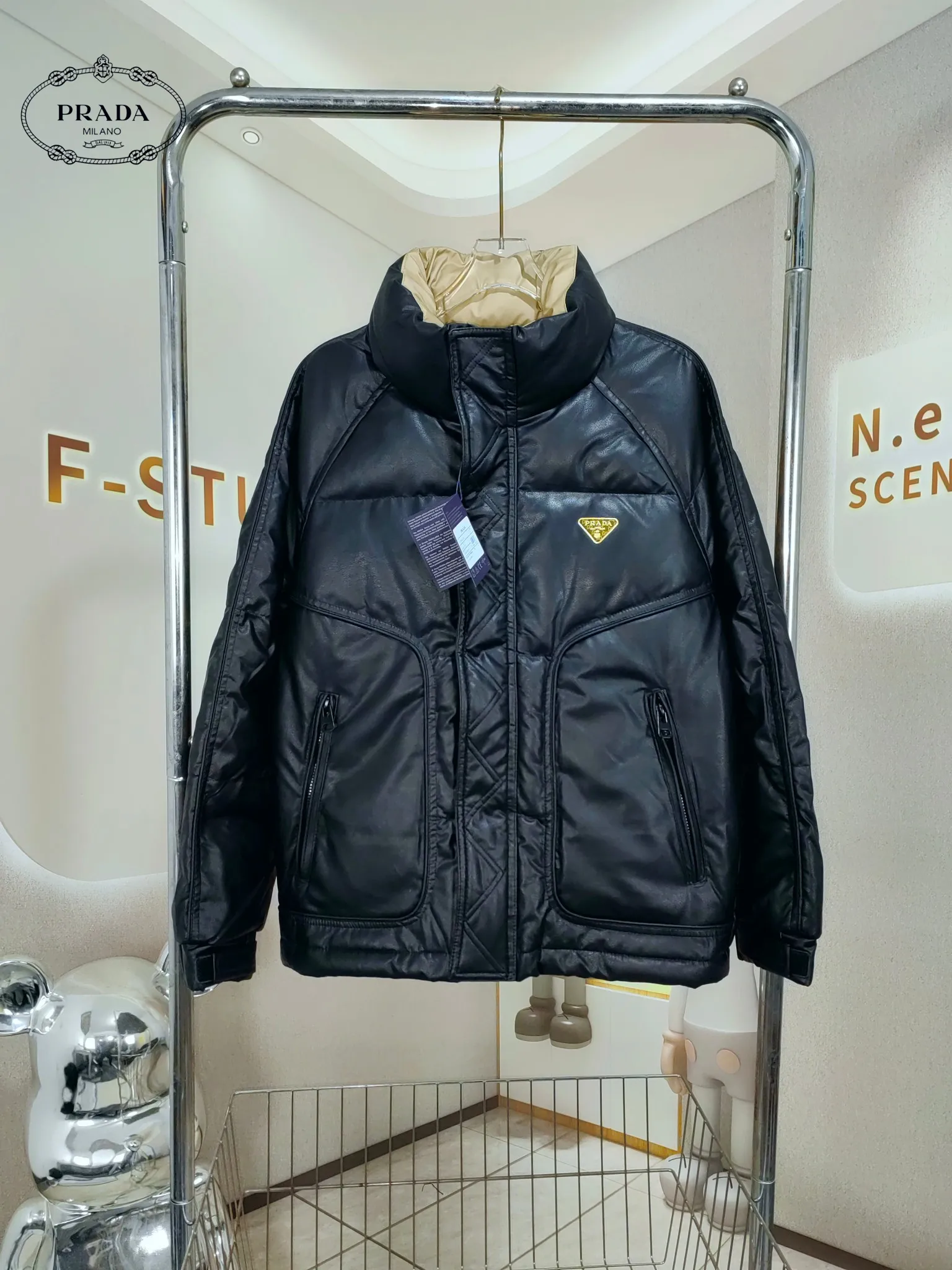 【PRADA  公式旗艦店】プラダ  ダウンジャケット好評に付き再入荷！241227