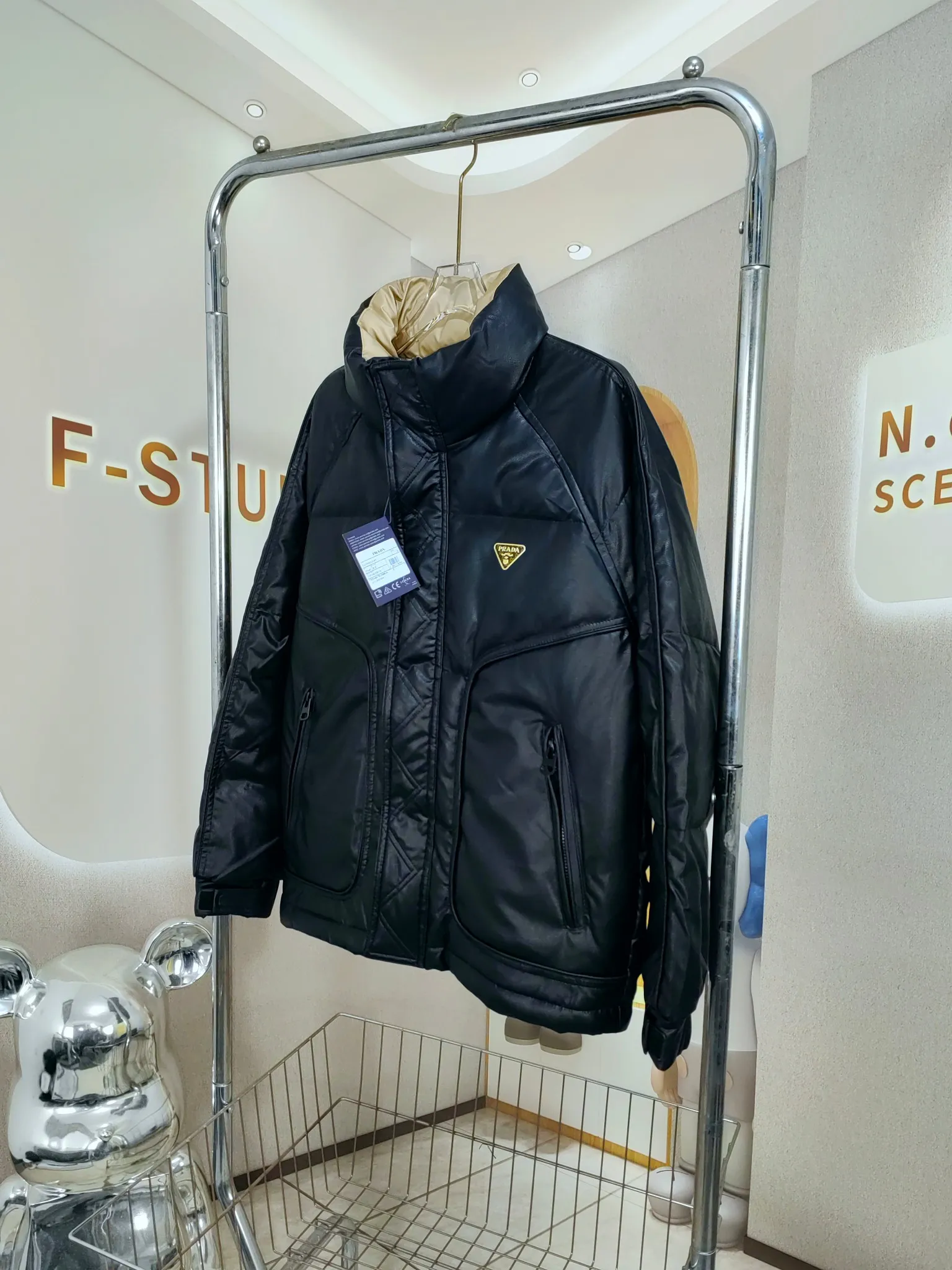 【PRADA  公式旗艦店】プラダ  ダウンジャケット好評に付き再入荷！241227