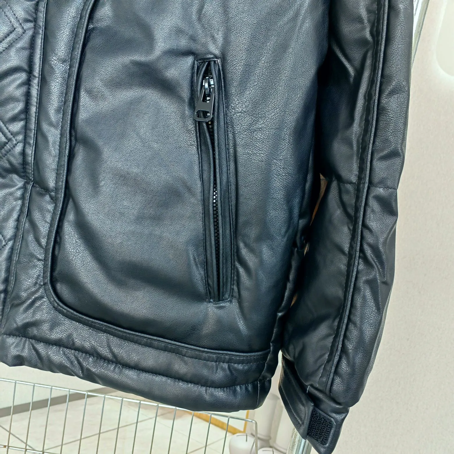 【PRADA  公式旗艦店】プラダ  ダウンジャケット好評に付き再入荷！241227