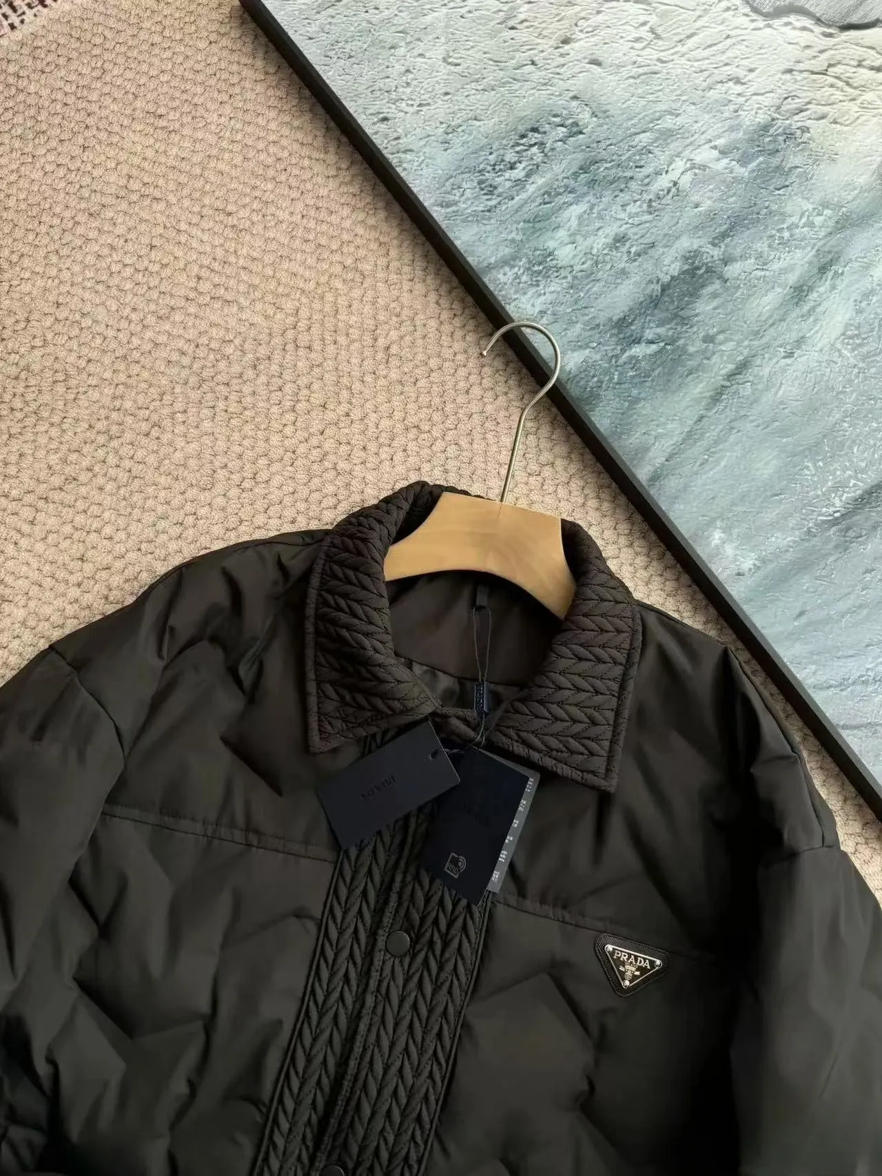 【PRADA  公式旗艦店】プラダ  ダウンジャケット 好評に付き再入荷！ 241112