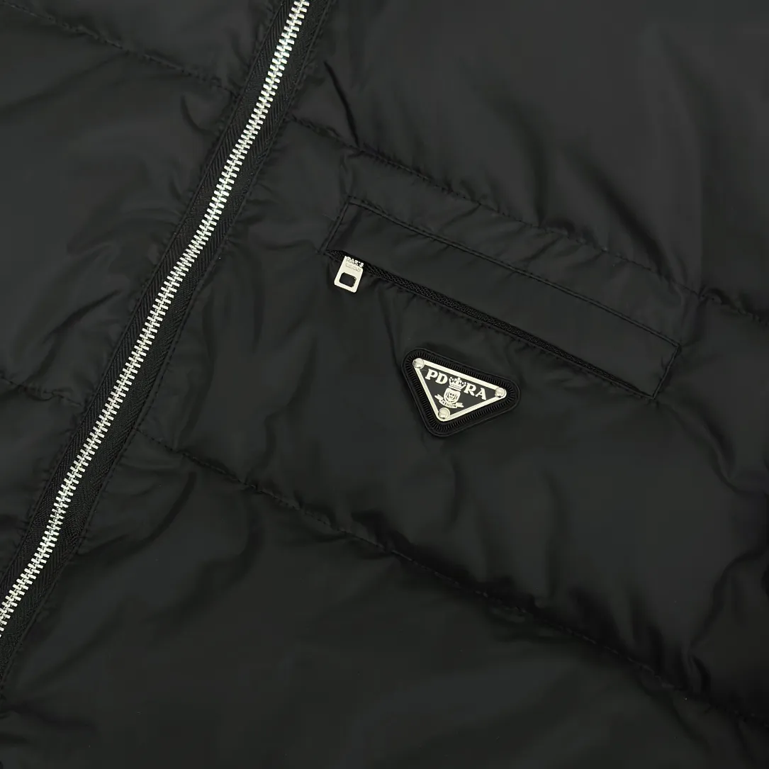 【PRADA  公式旗艦店】プラダ  ダウンジャケット好評に付き再入荷！