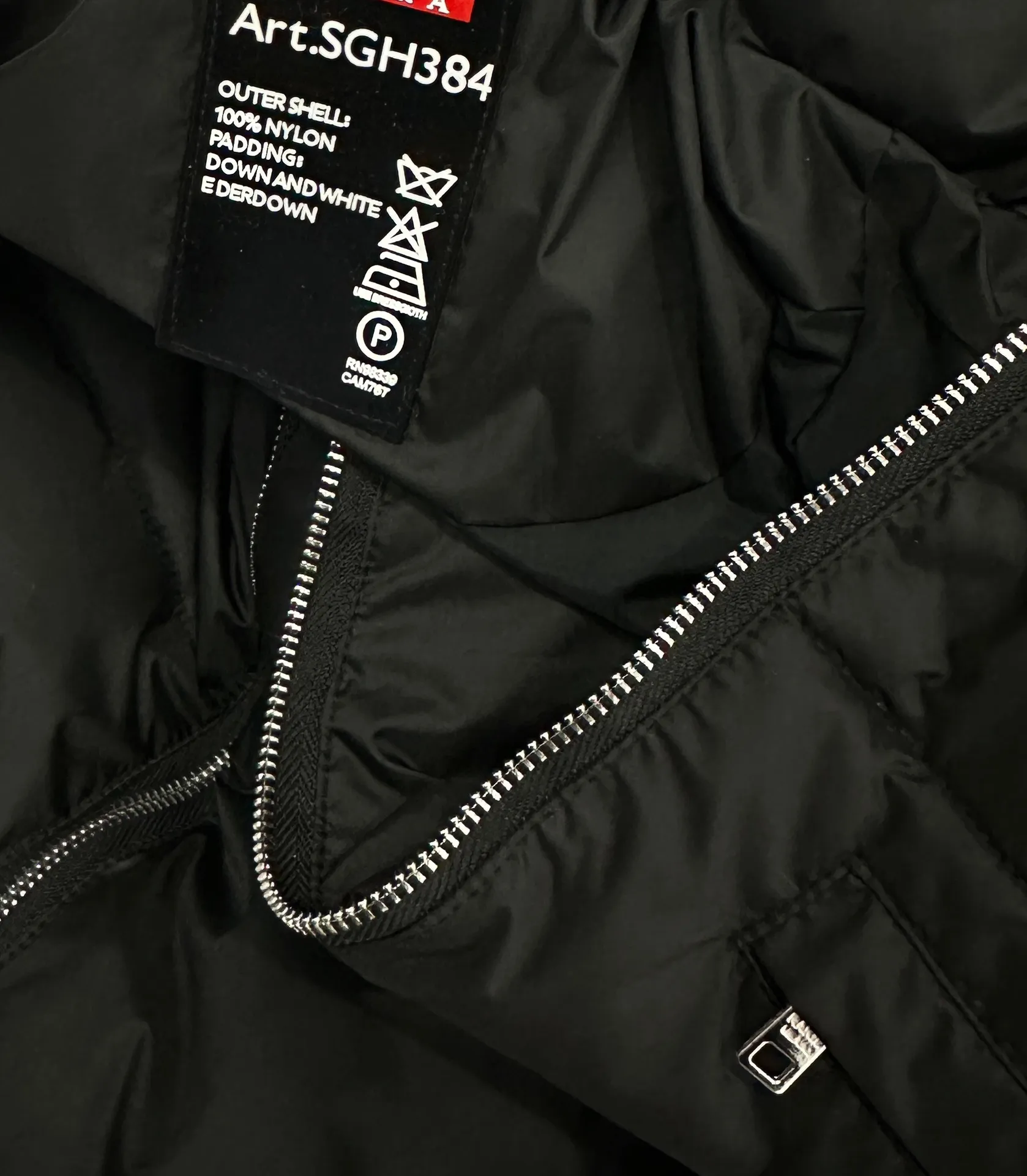 【PRADA  公式旗艦店】プラダ  ダウンジャケット好評に付き再入荷！